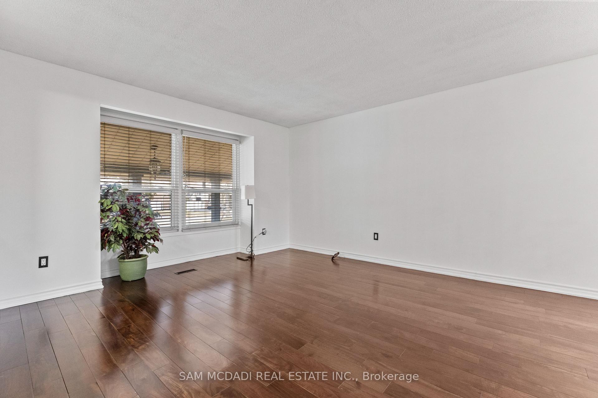 6085 Starfield Crescent