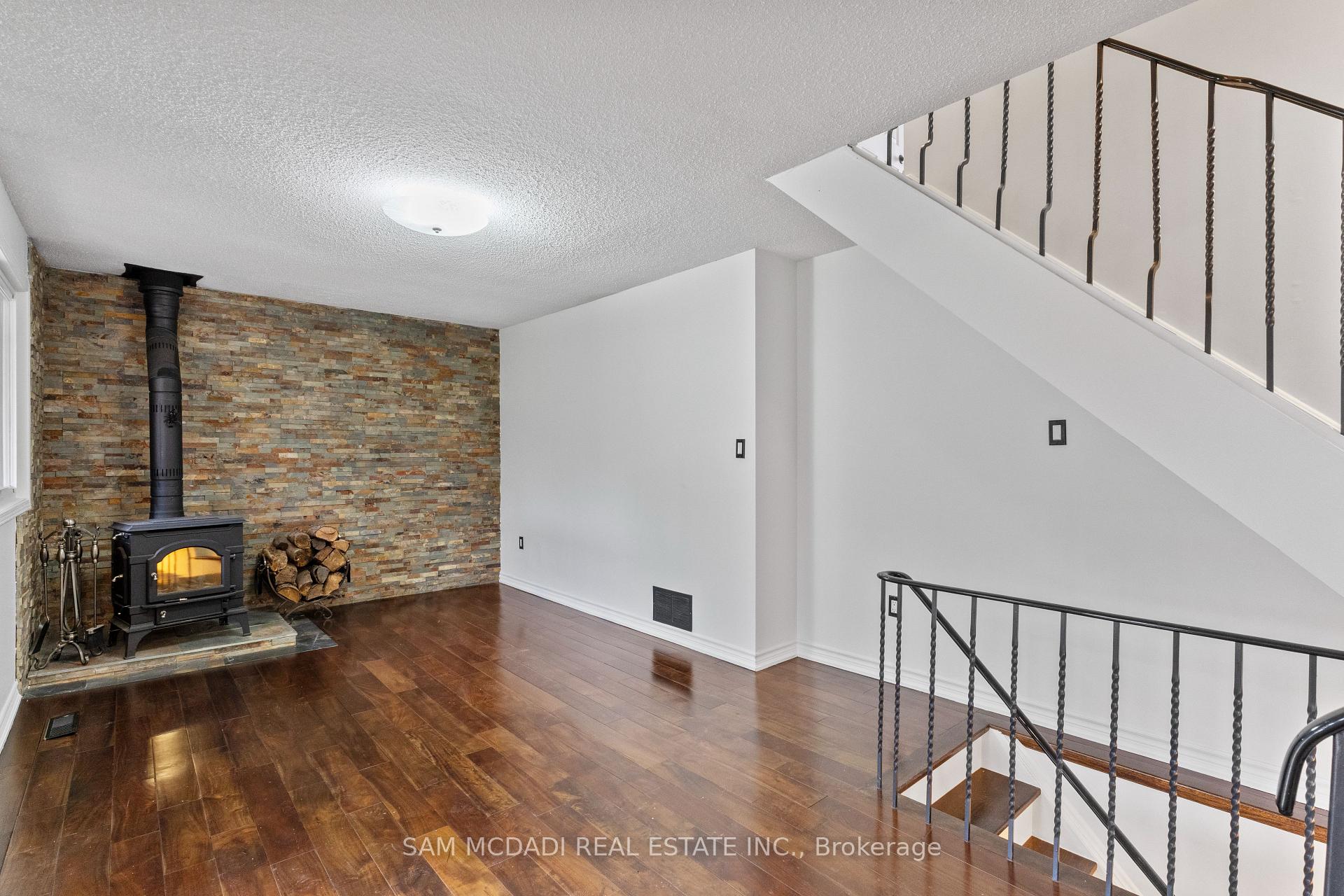 6085 Starfield Crescent