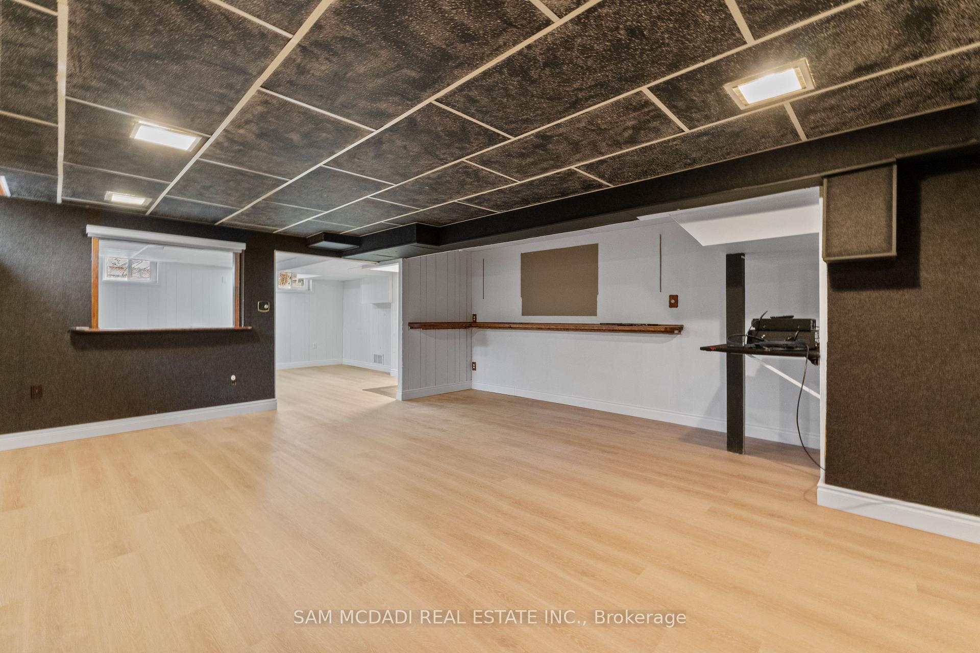 6085 Starfield Crescent