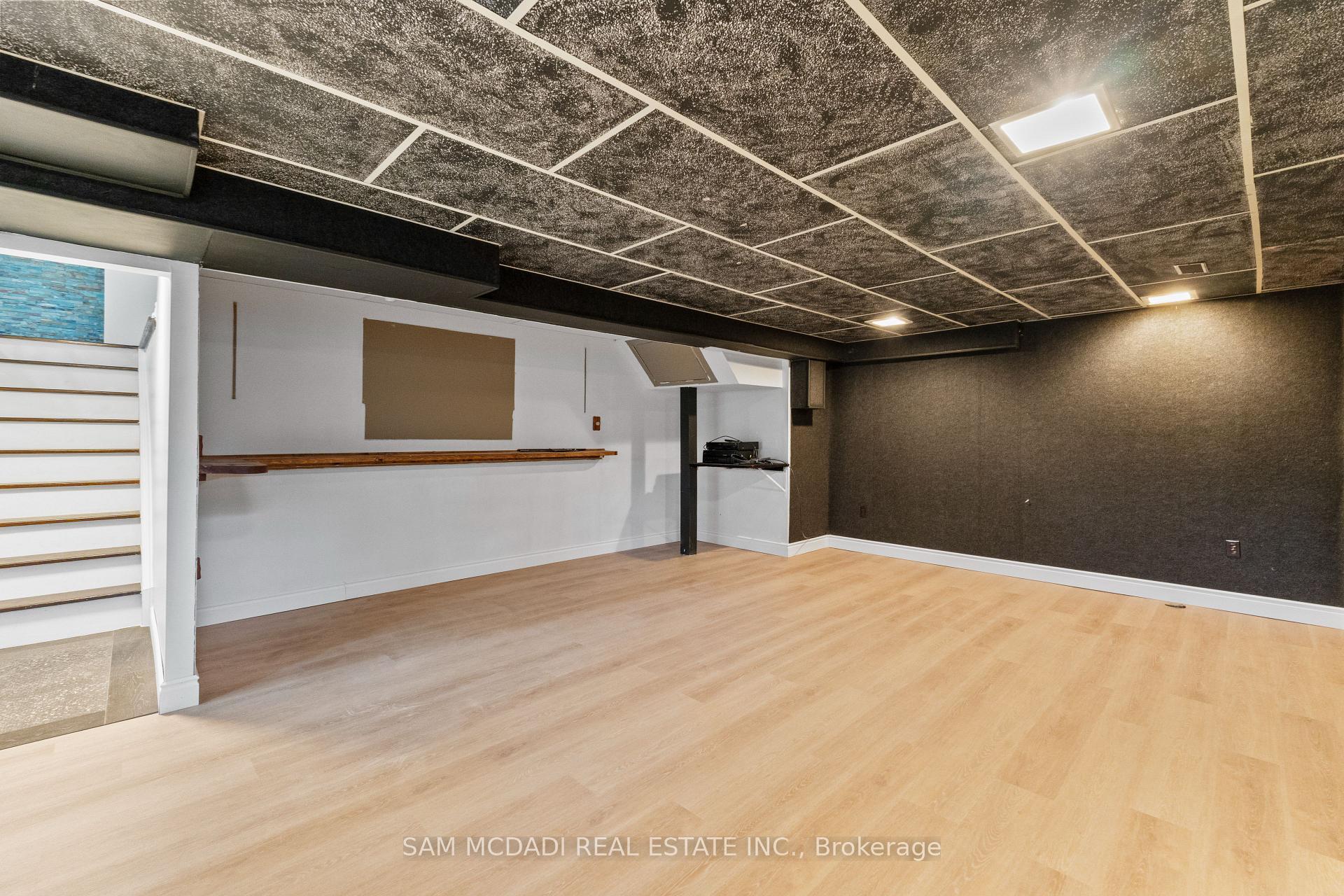 6085 Starfield Crescent