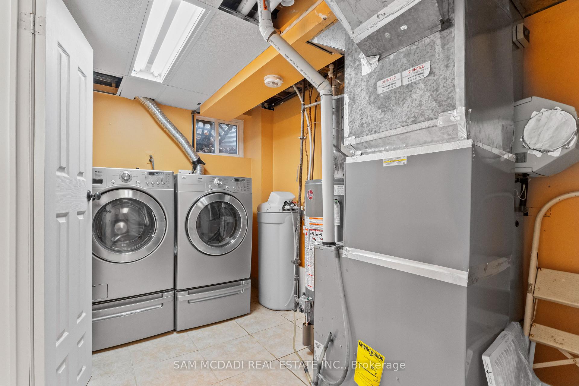 6085 Starfield Crescent