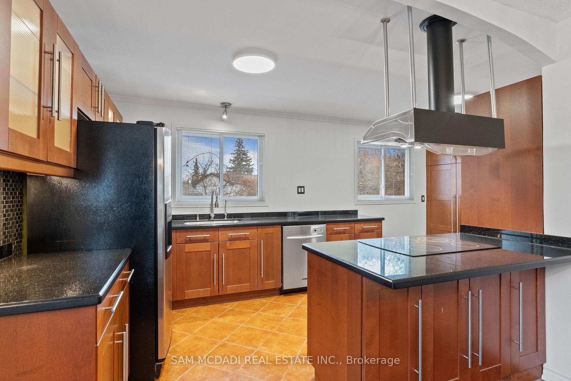 6085 Starfield Crescent