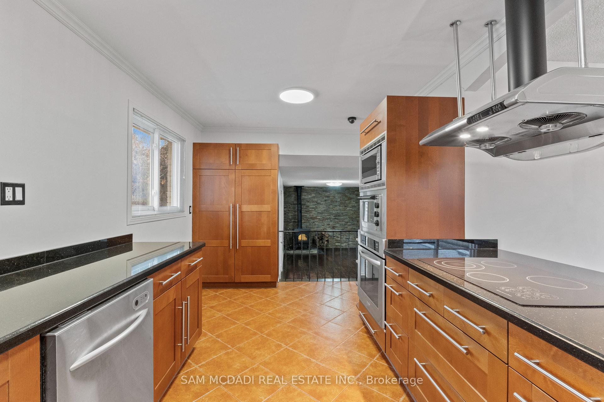 6085 Starfield Crescent