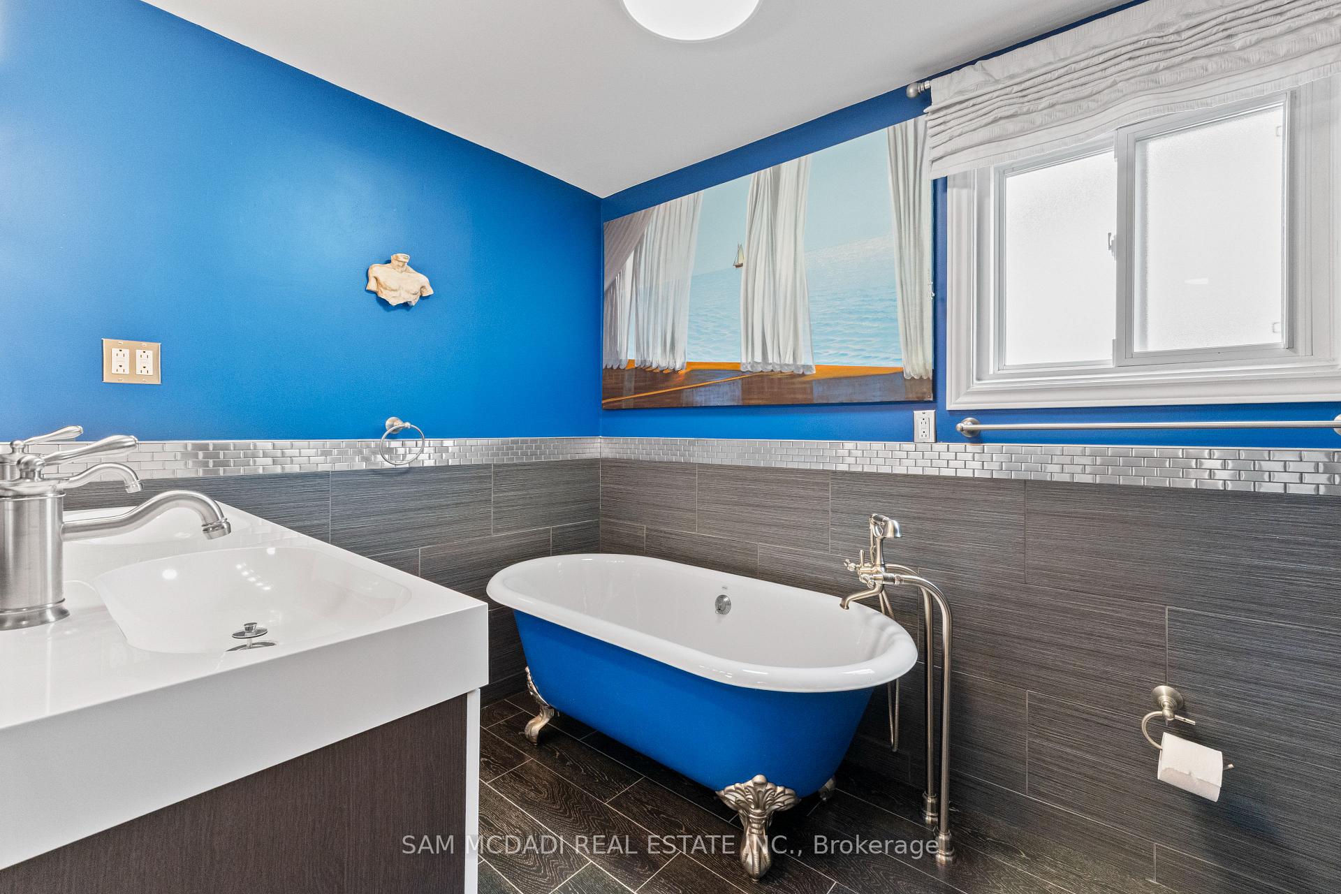 6085 Starfield Crescent