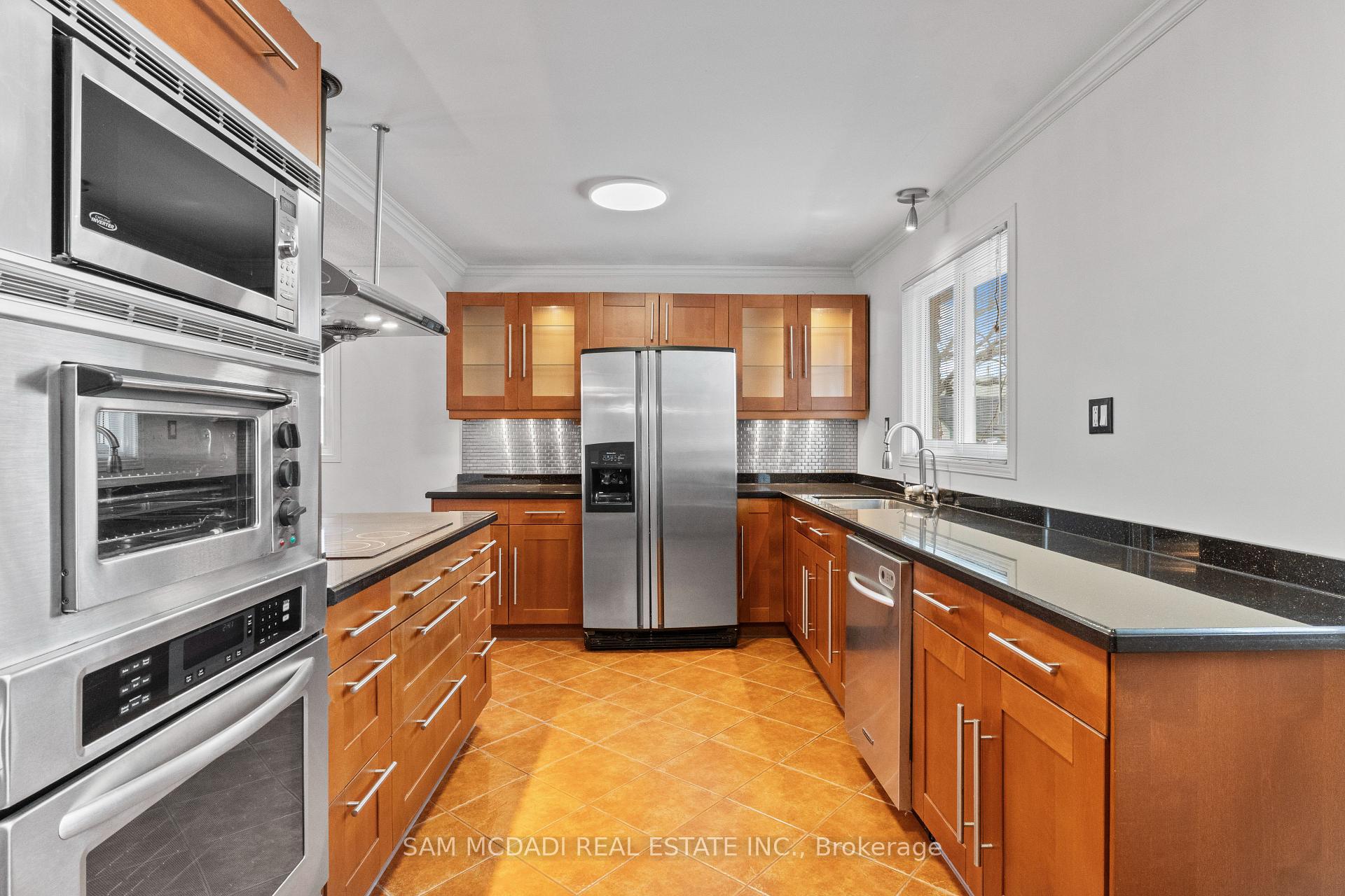 6085 Starfield Crescent