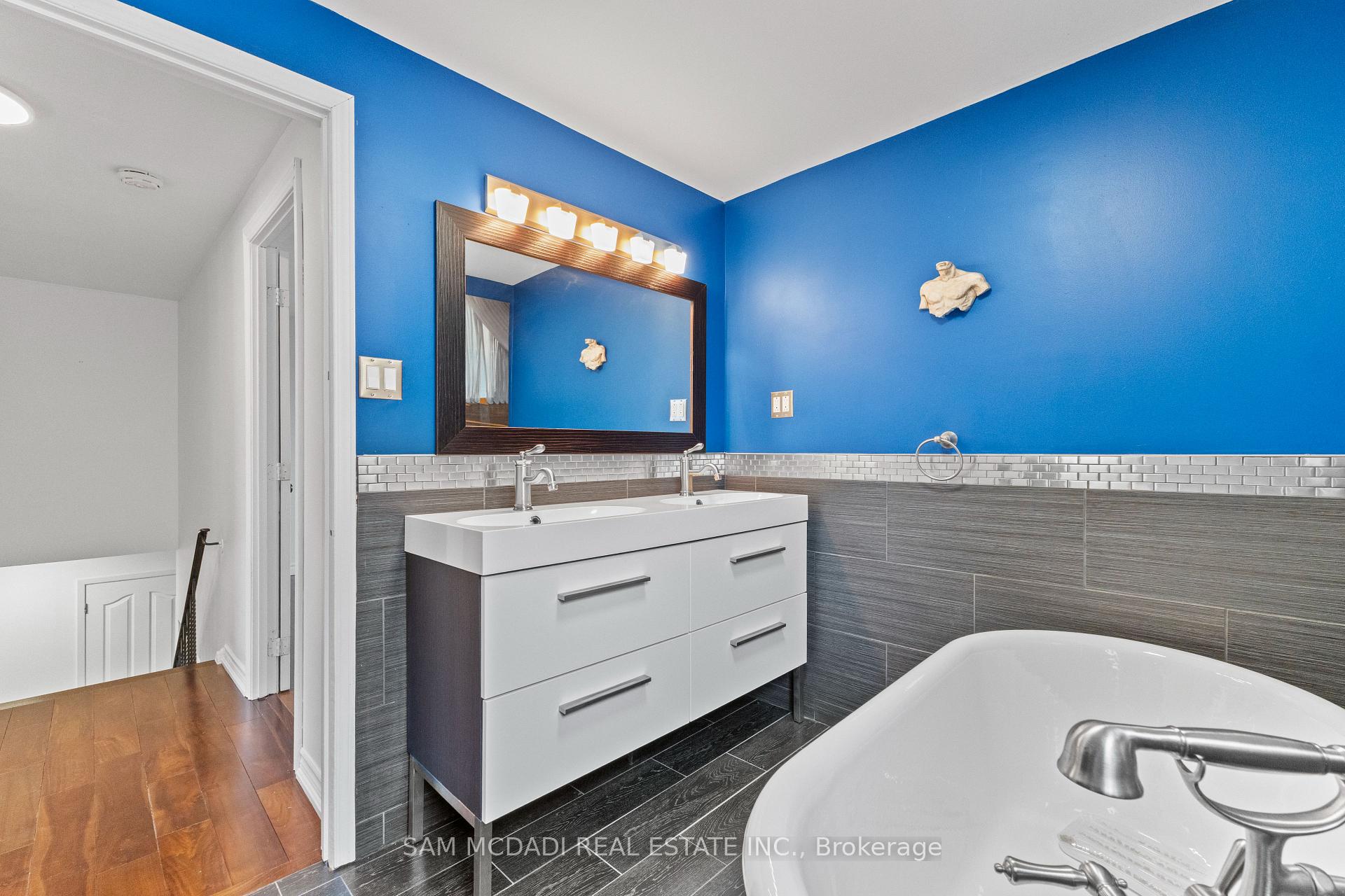 6085 Starfield Crescent