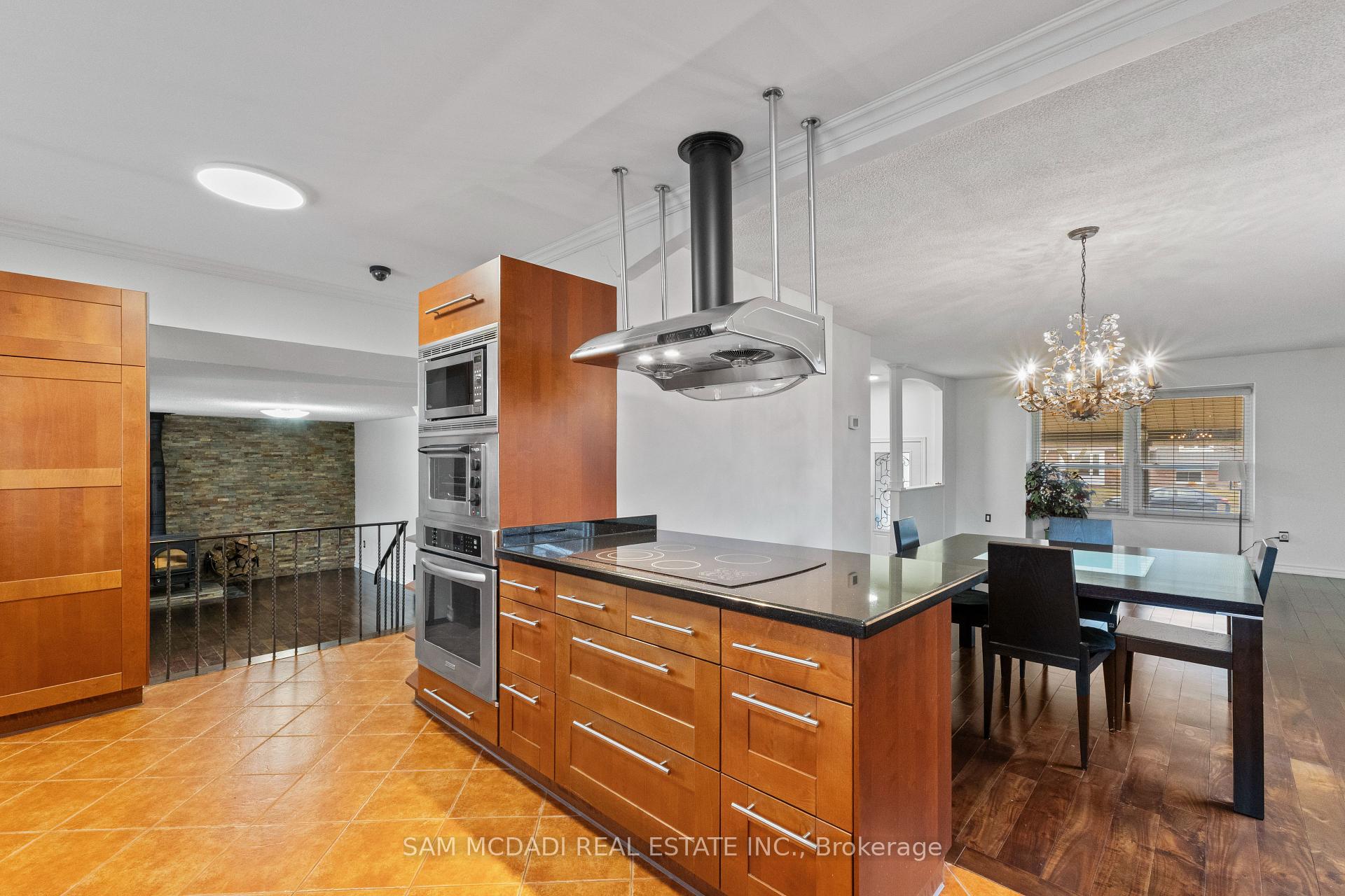 6085 Starfield Crescent