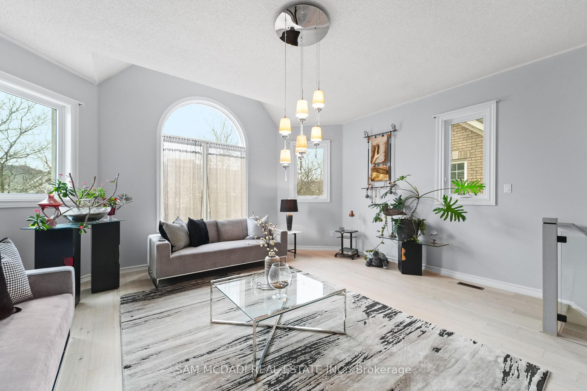 6074 Leeside Crescent