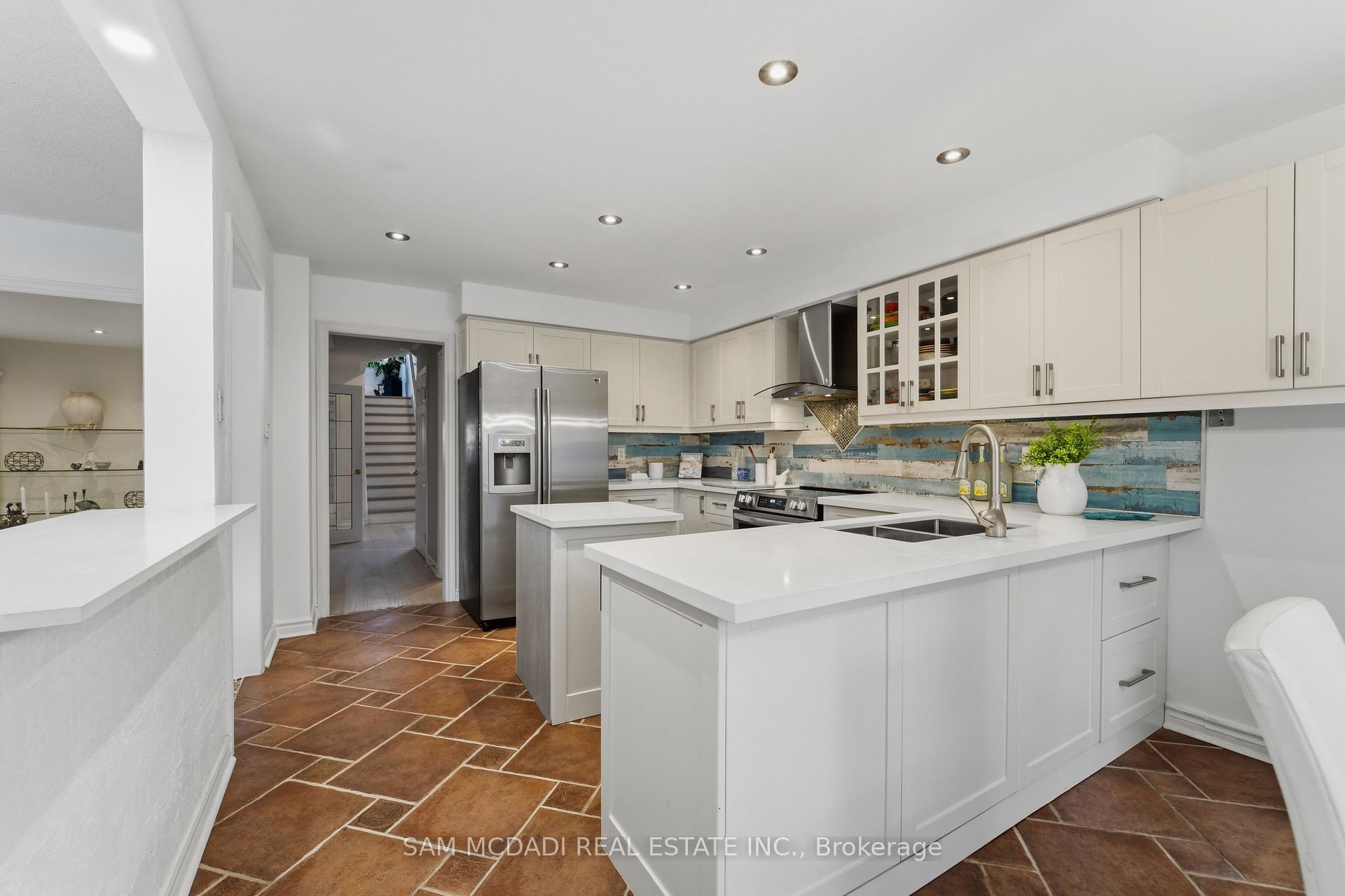 6074 Leeside Crescent