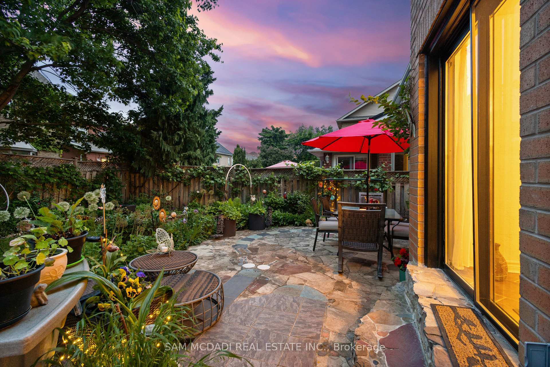 6074 Leeside Crescent