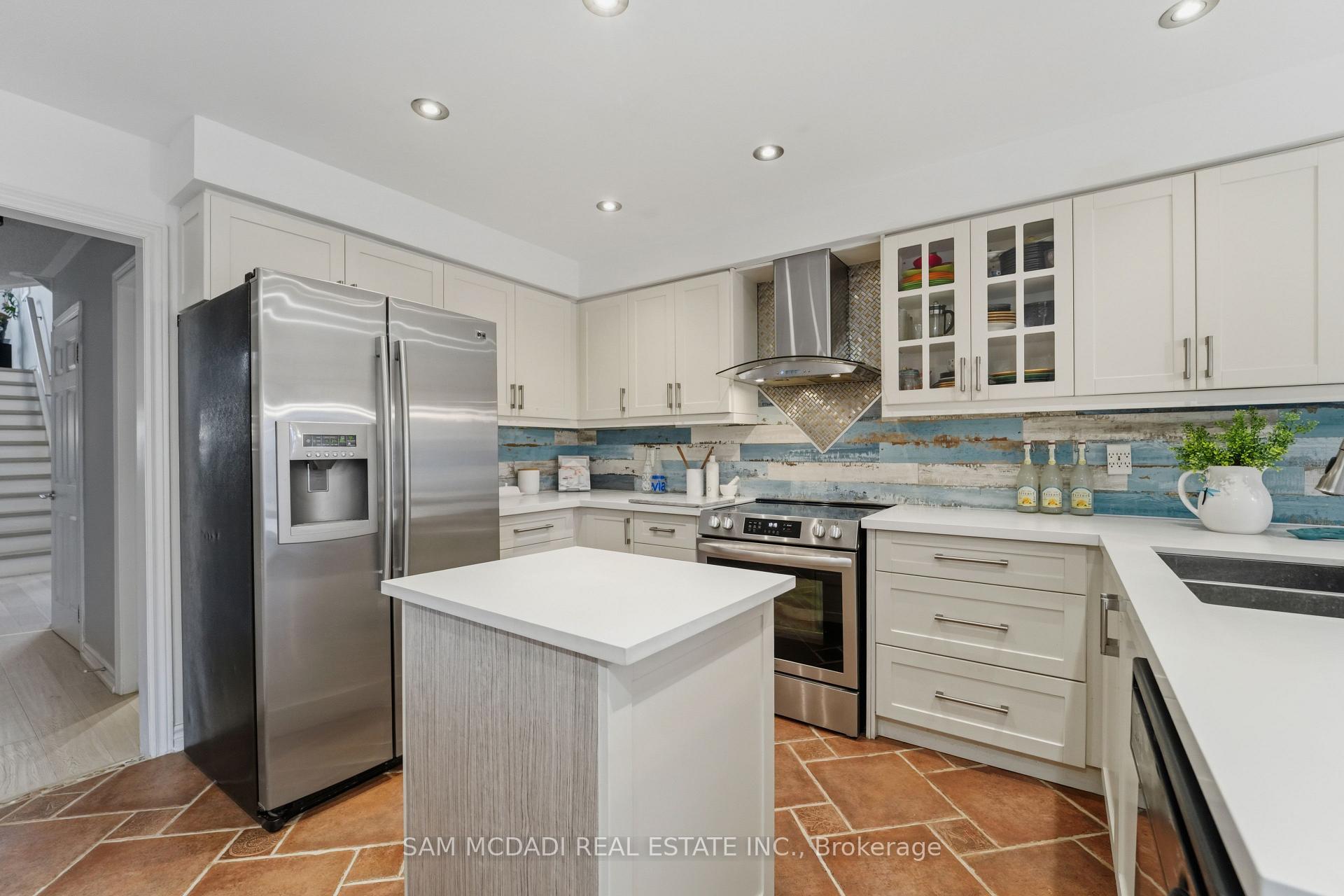 6074 Leeside Crescent