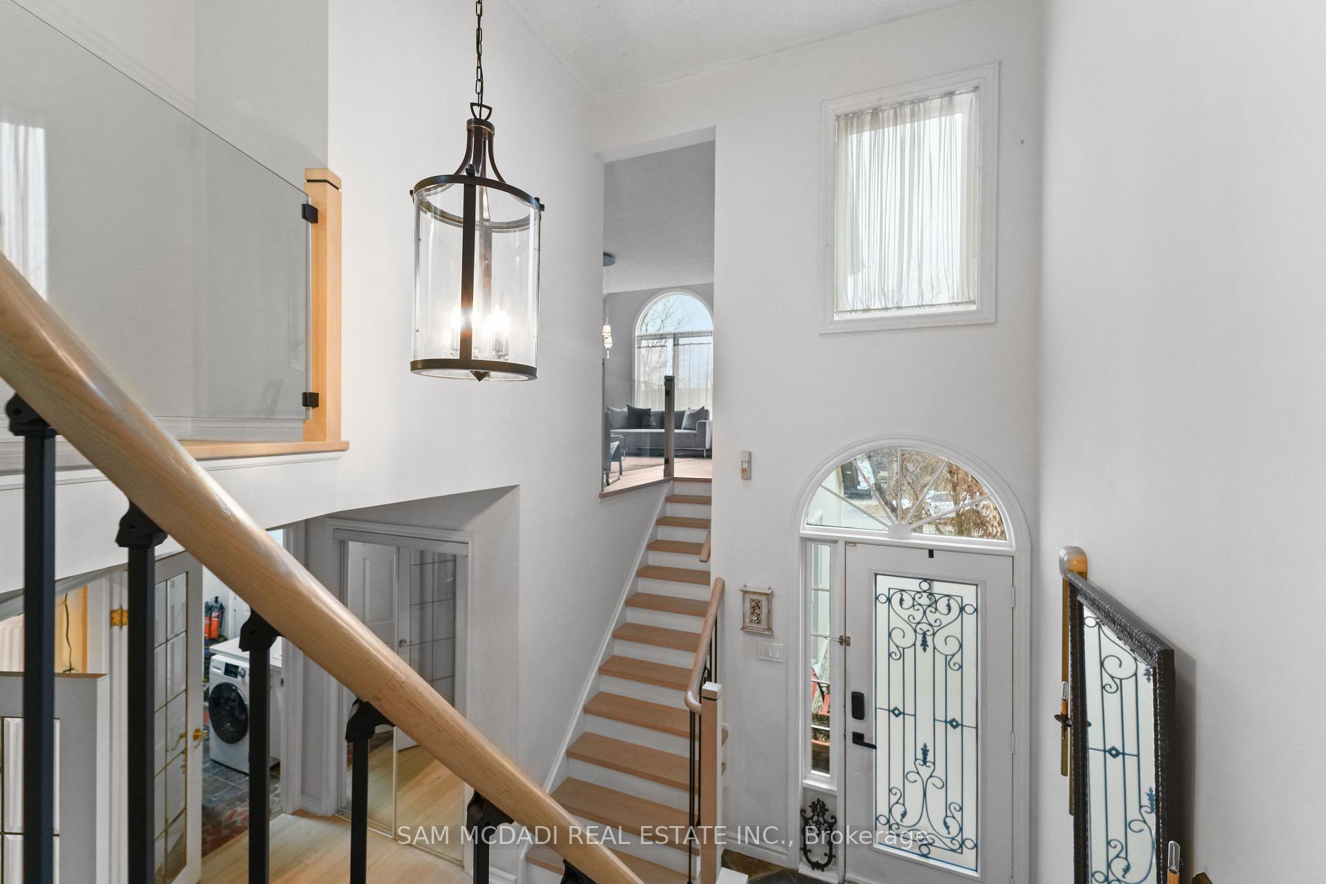 6074 Leeside Crescent