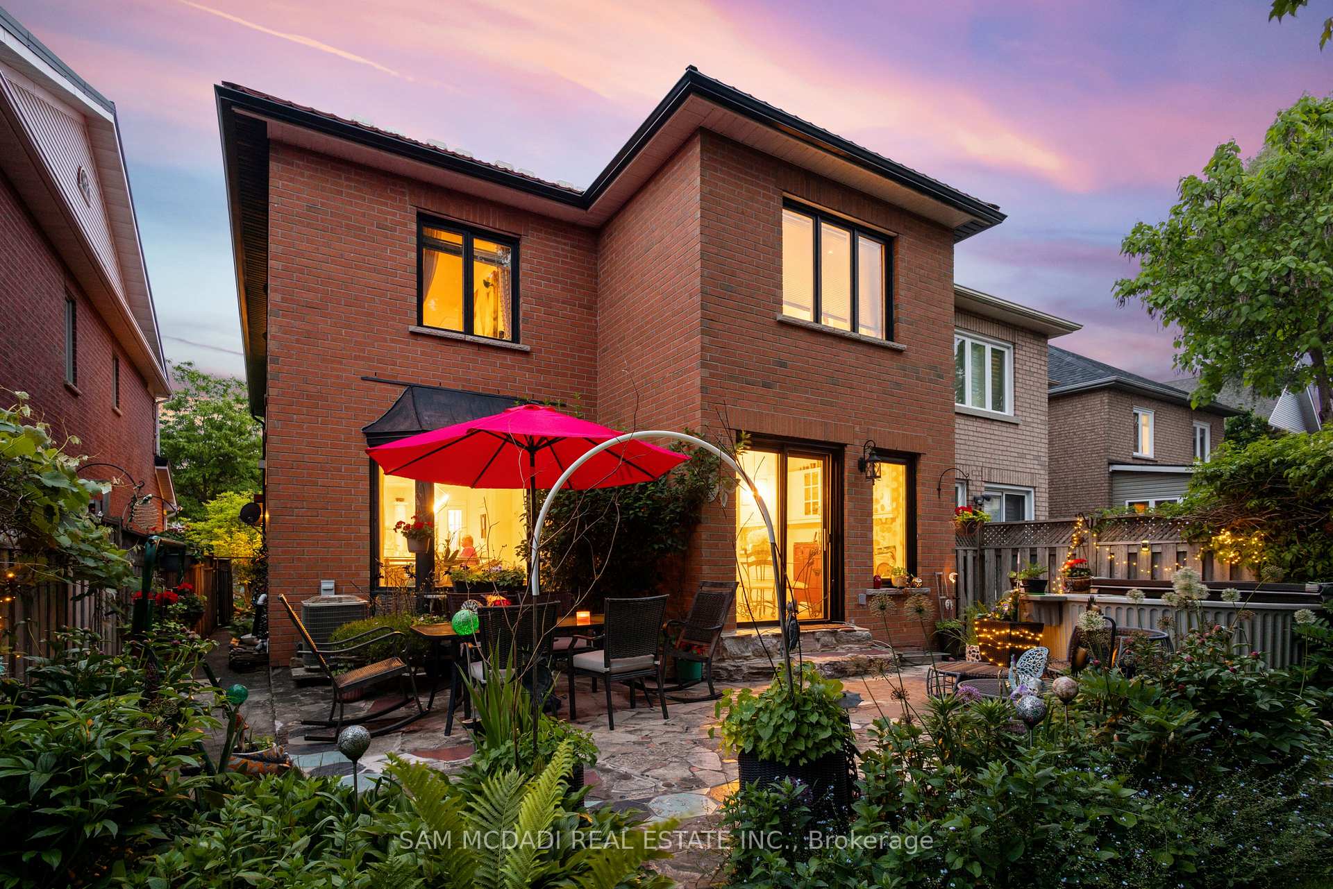 6074 Leeside Crescent