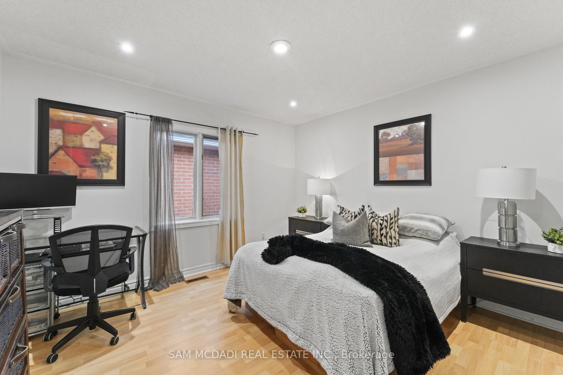 6074 Leeside Crescent