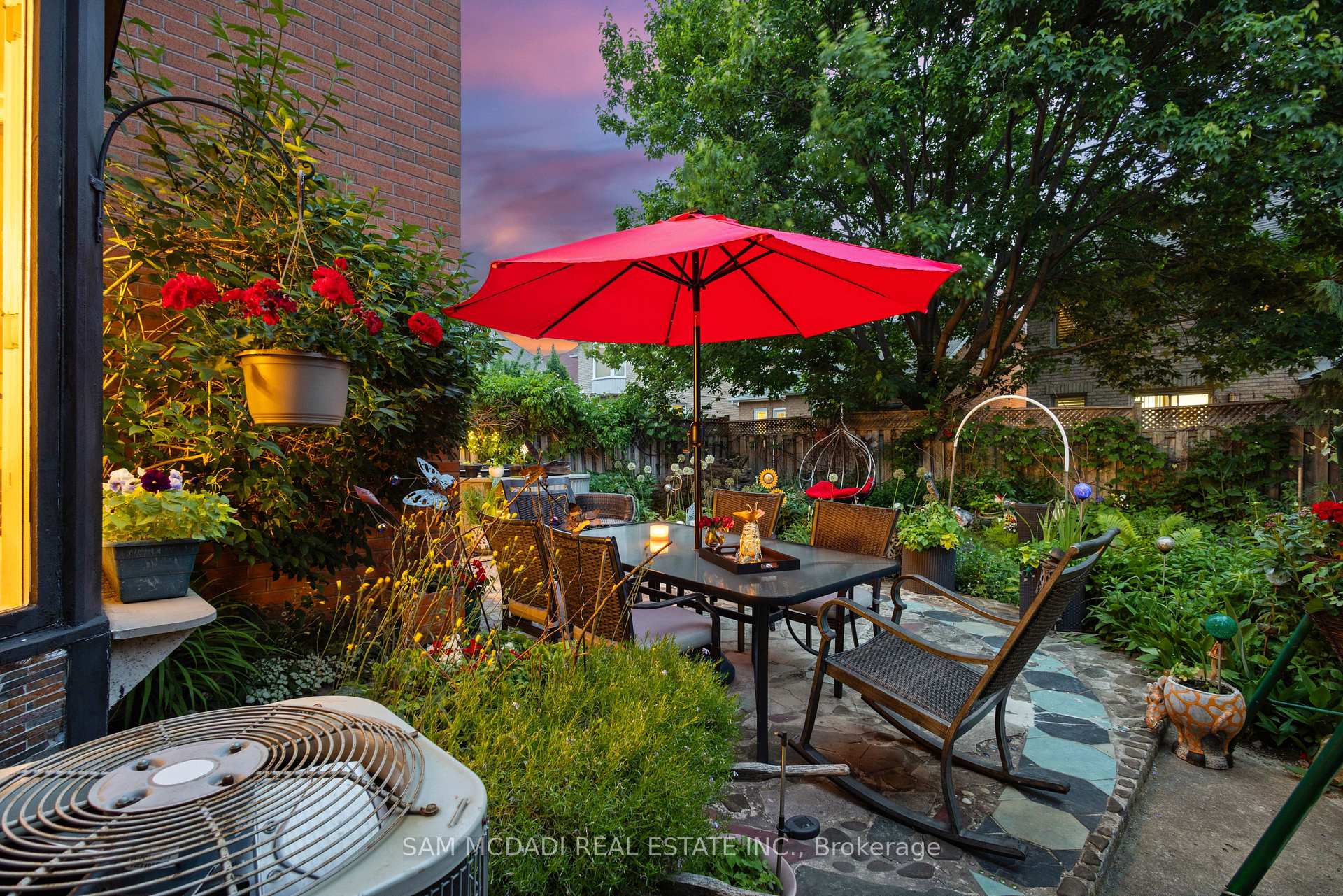 6074 Leeside Crescent