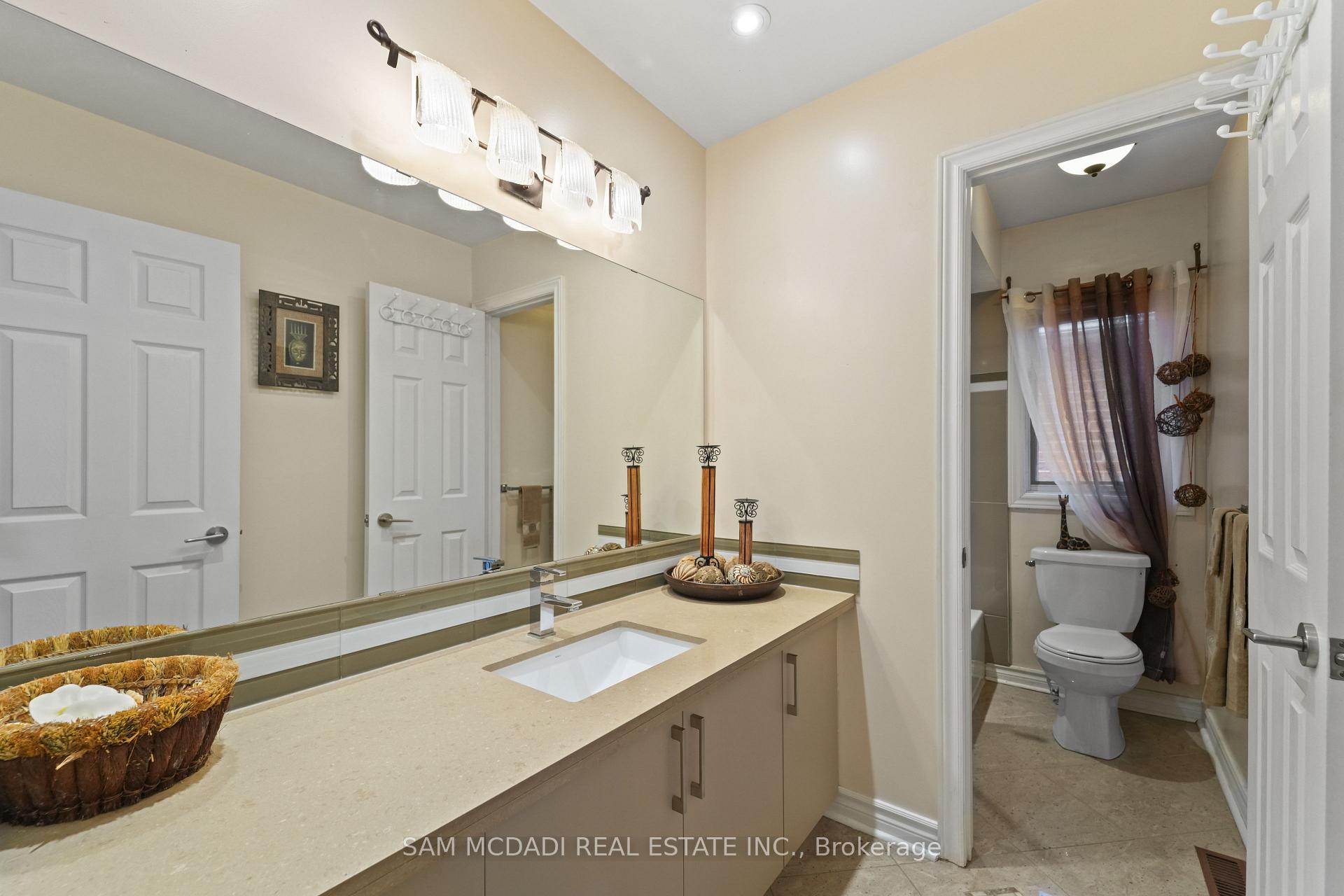 6074 Leeside Crescent