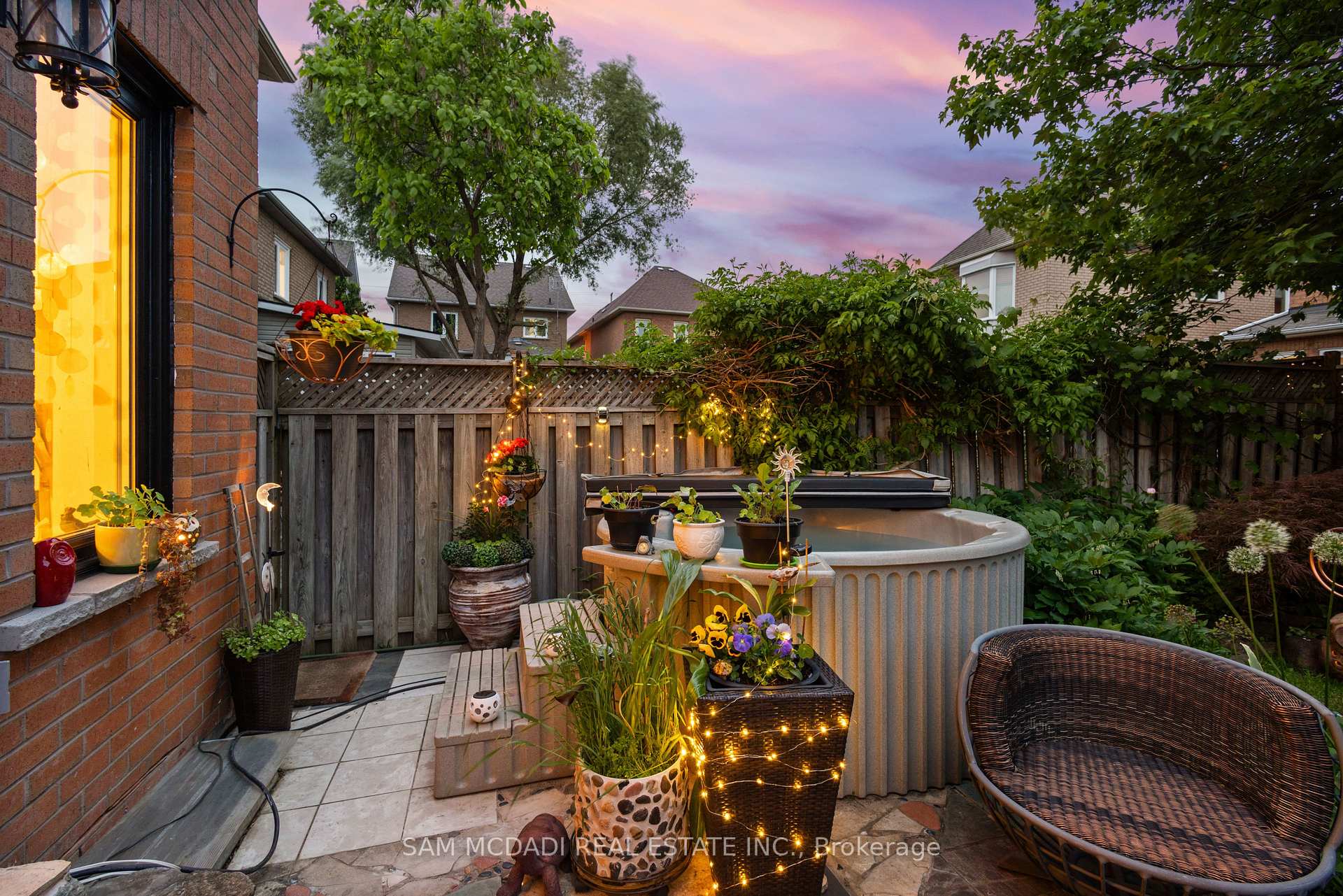 6074 Leeside Crescent