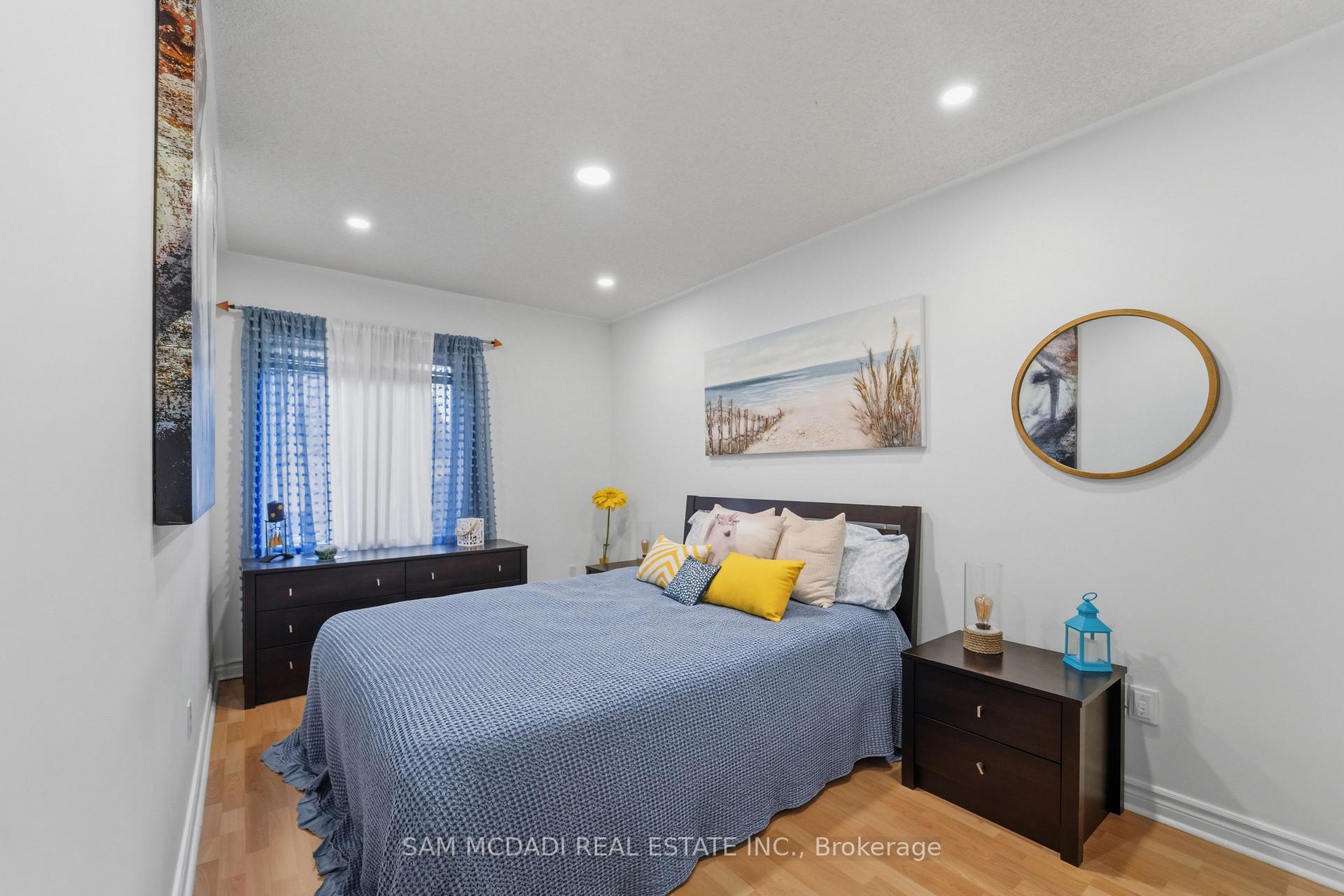 6074 Leeside Crescent