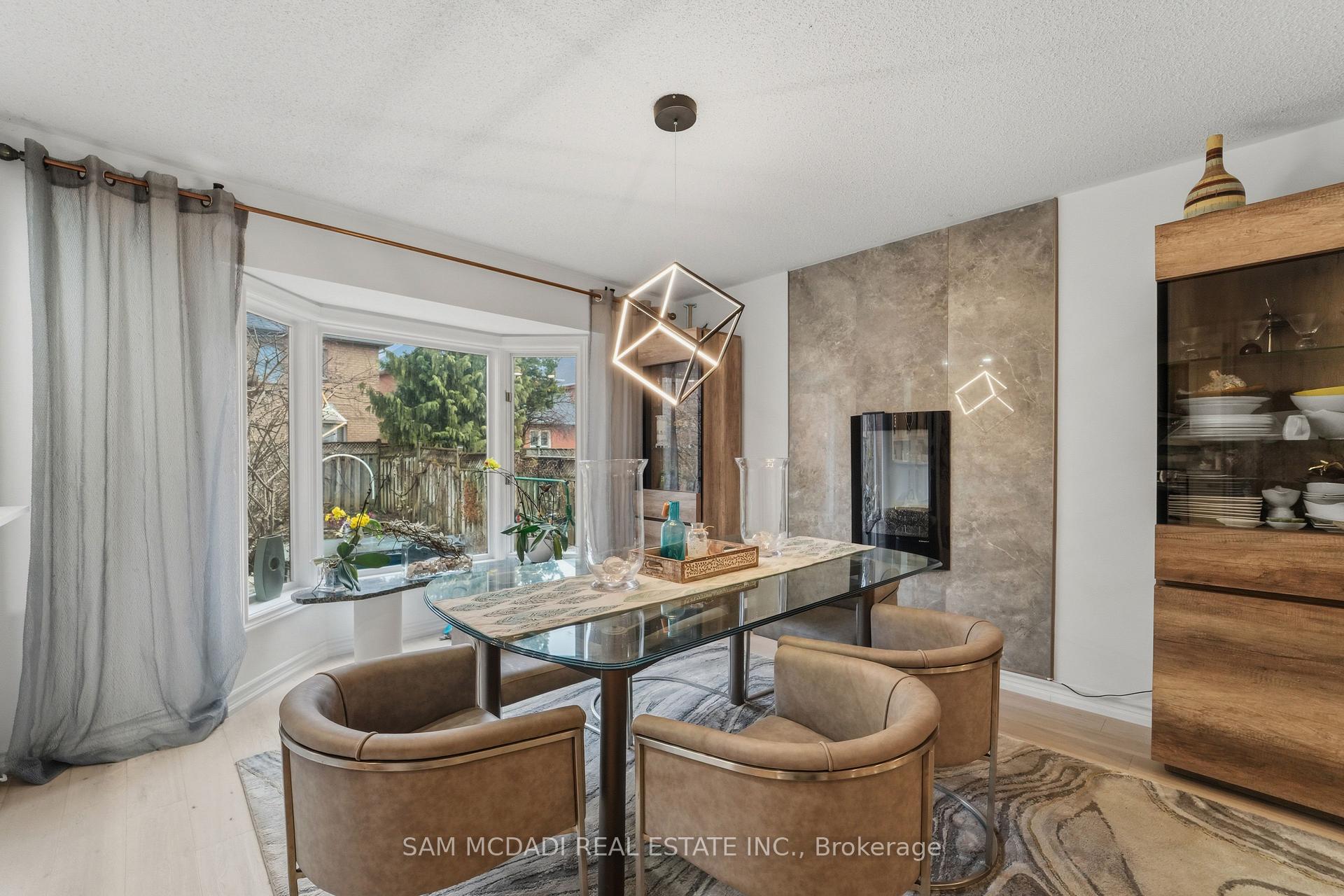 6074 Leeside Crescent