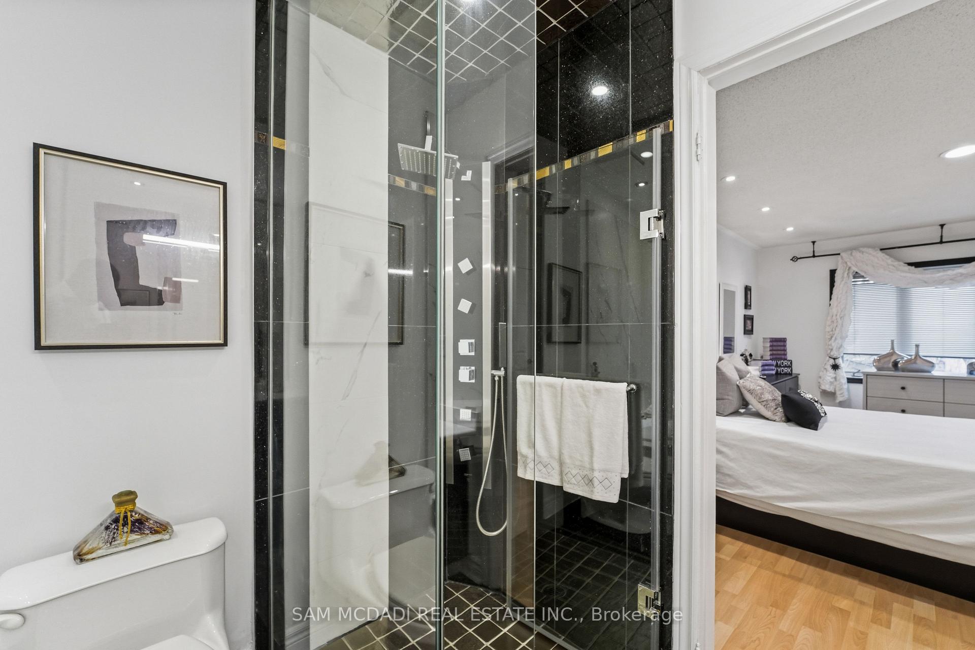 6074 Leeside Crescent