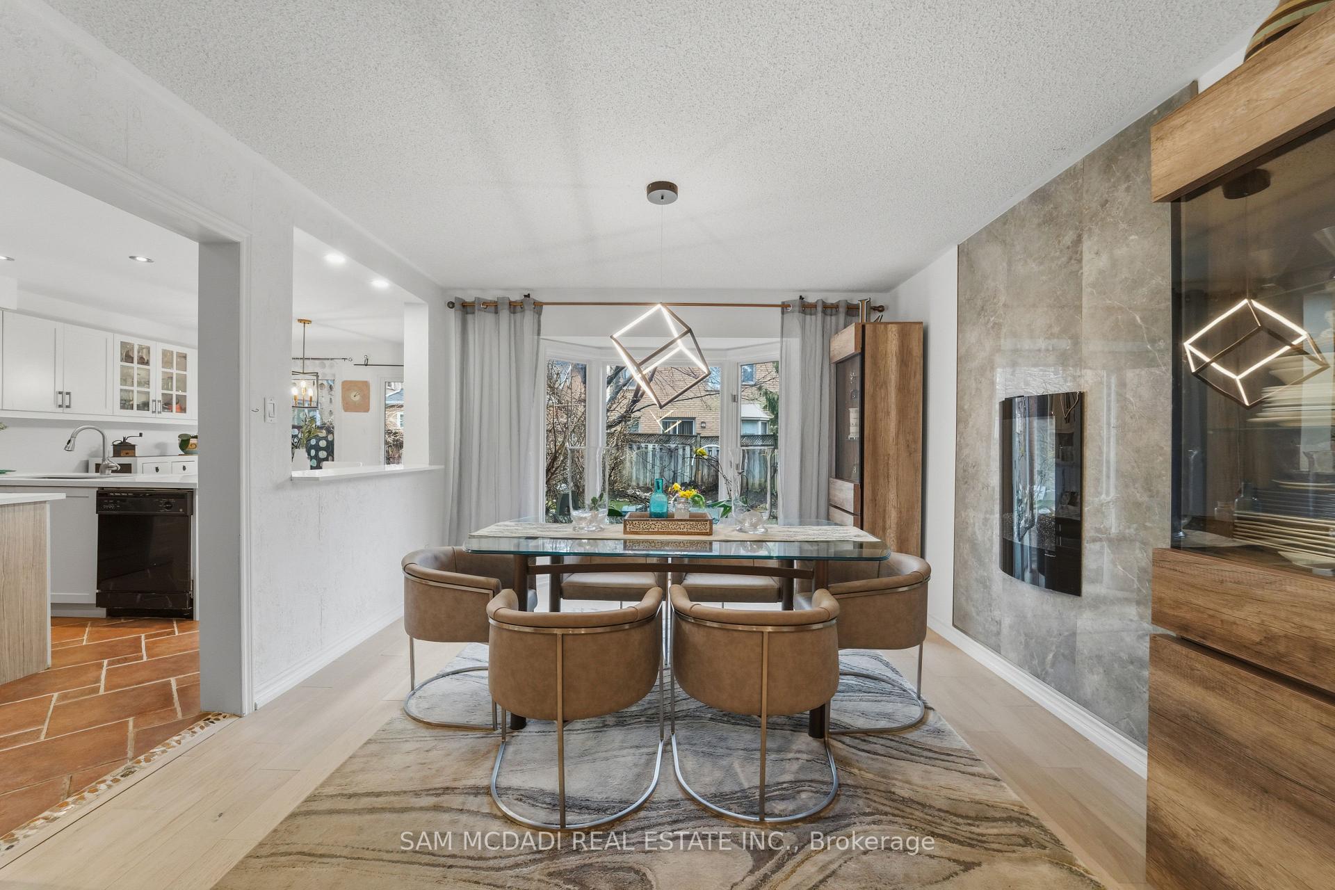 6074 Leeside Crescent