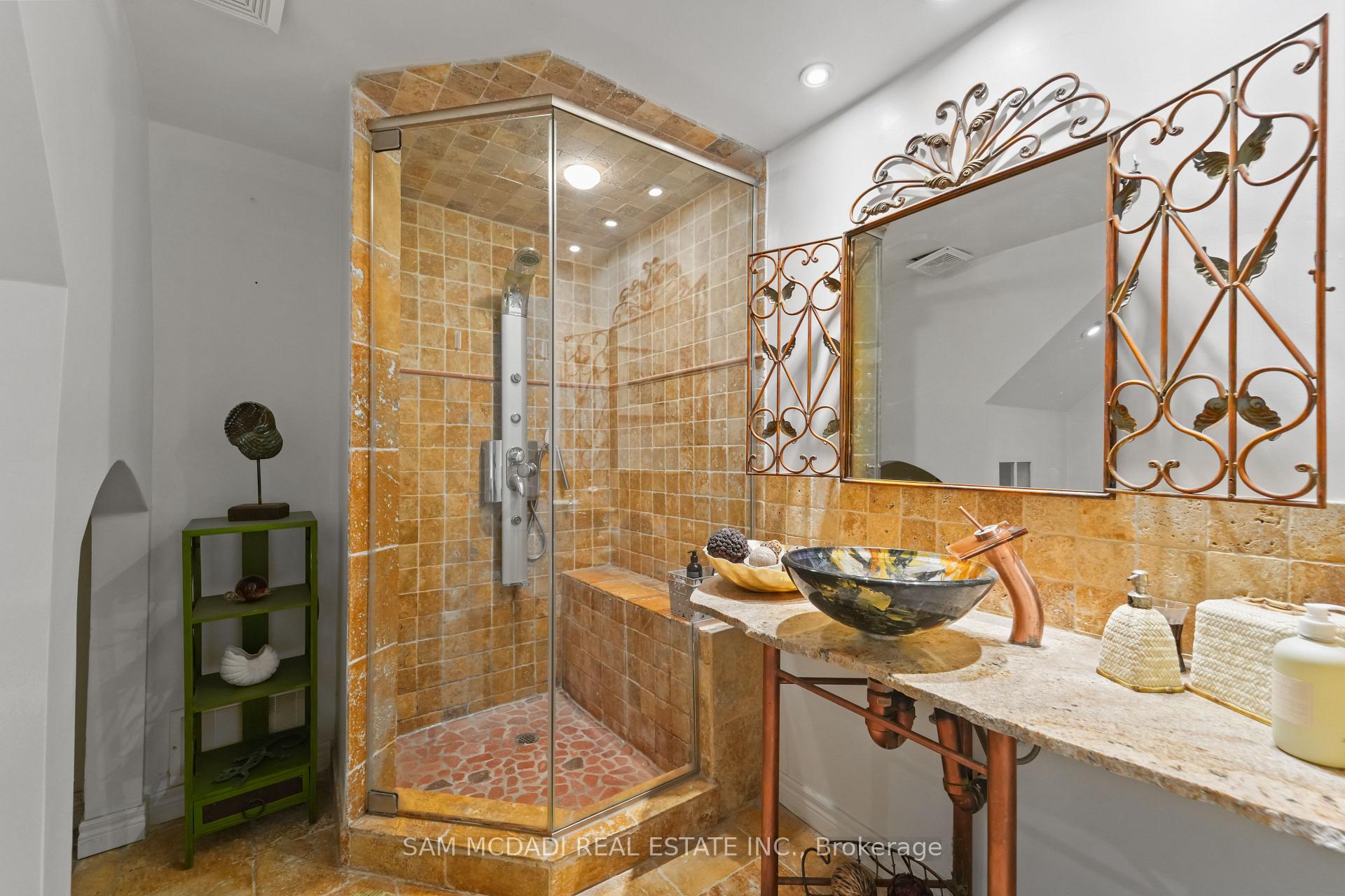 6074 Leeside Crescent