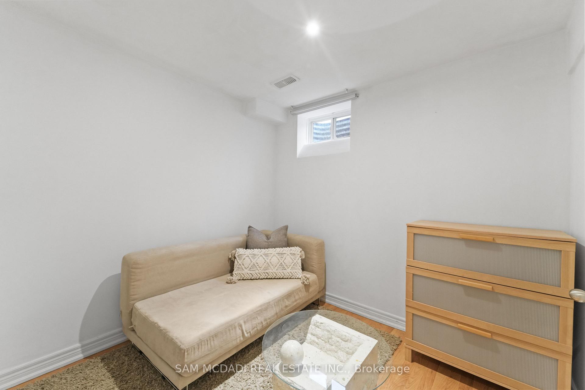 6074 Leeside Crescent