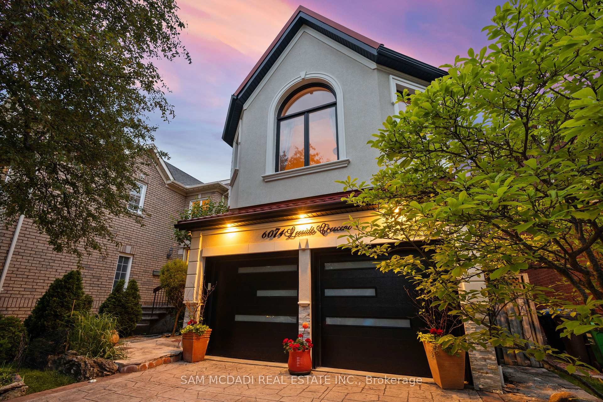 6074 Leeside Crescent