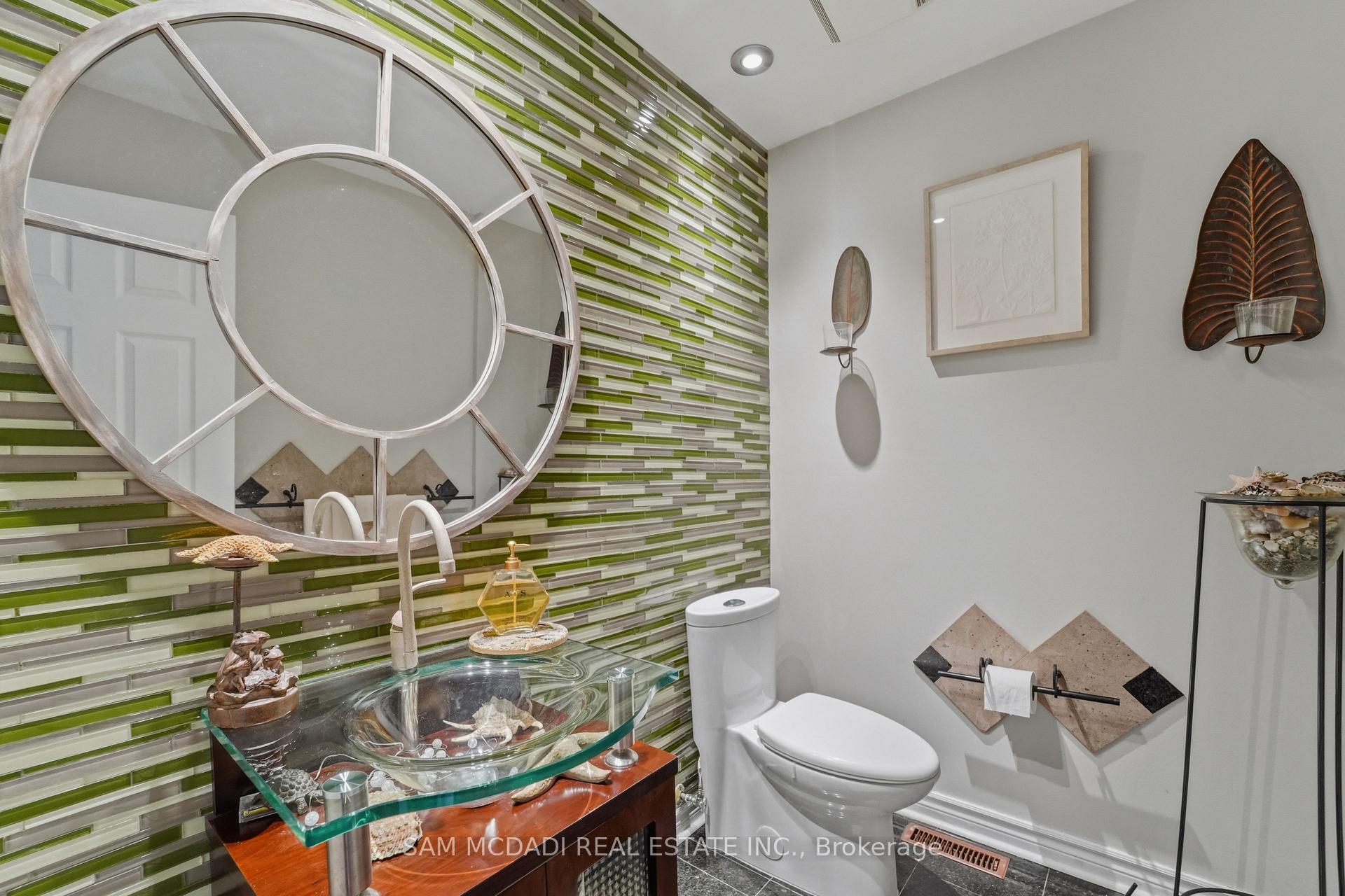 6074 Leeside Crescent