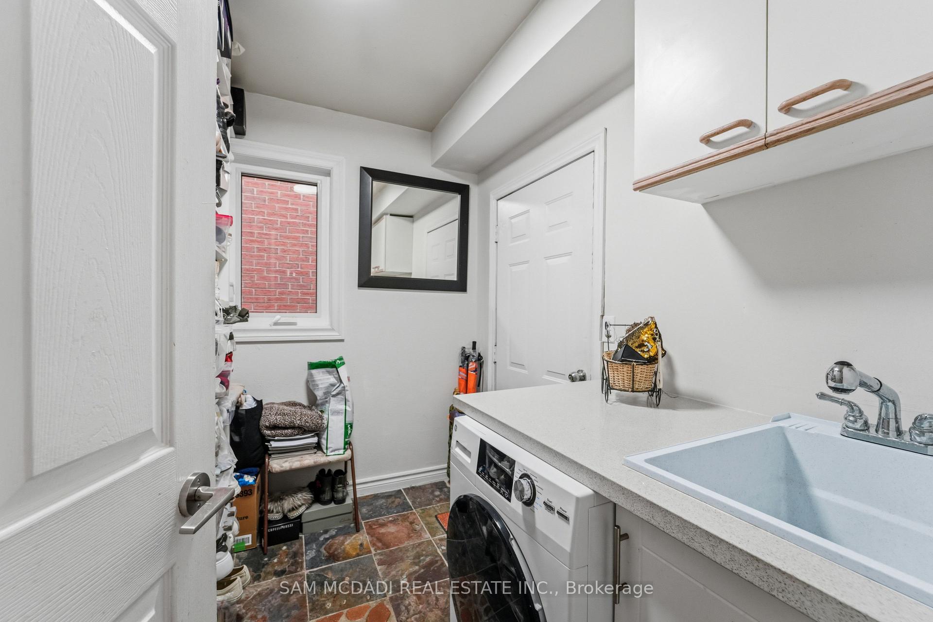 6074 Leeside Crescent