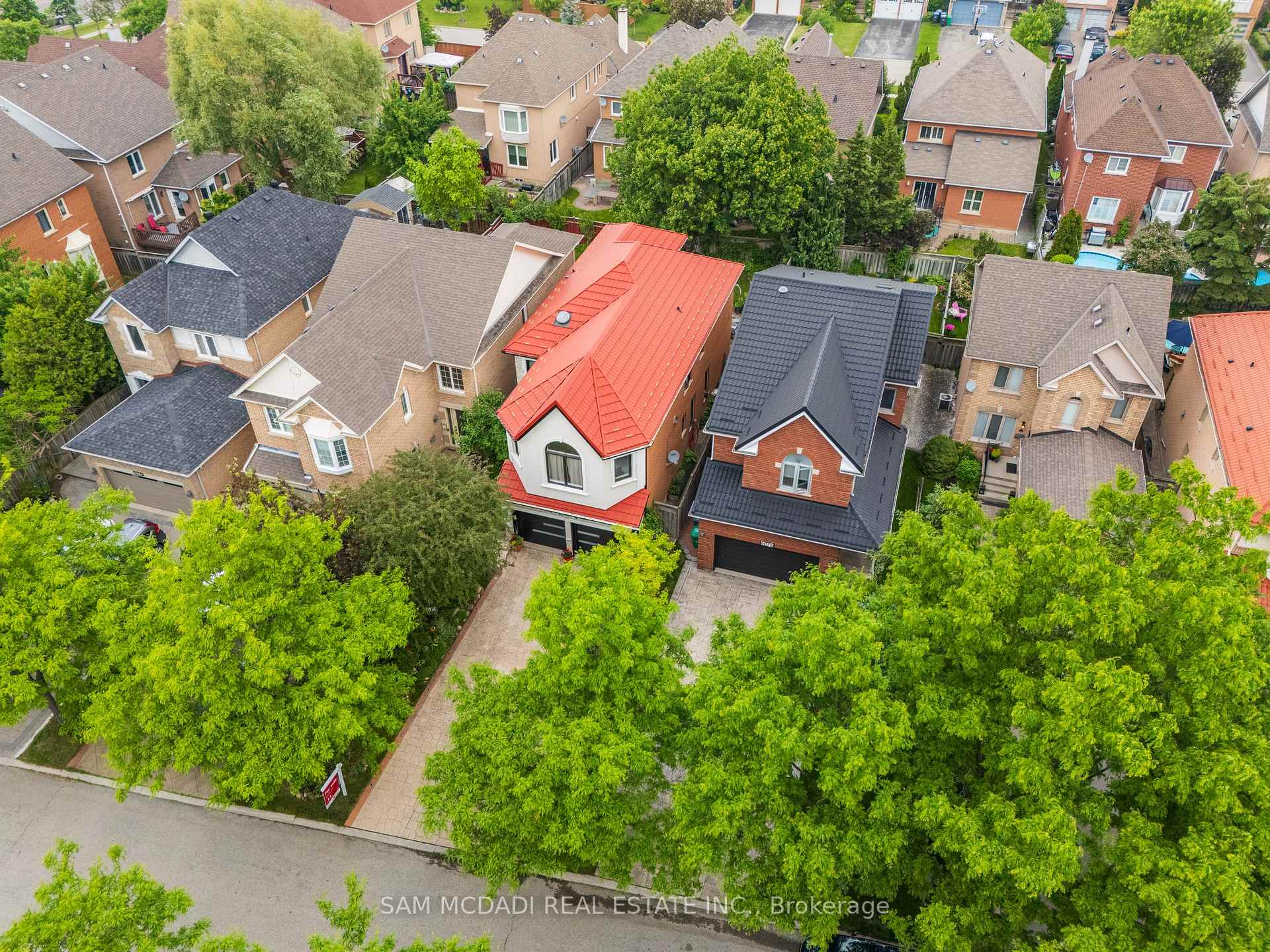 6074 Leeside Crescent