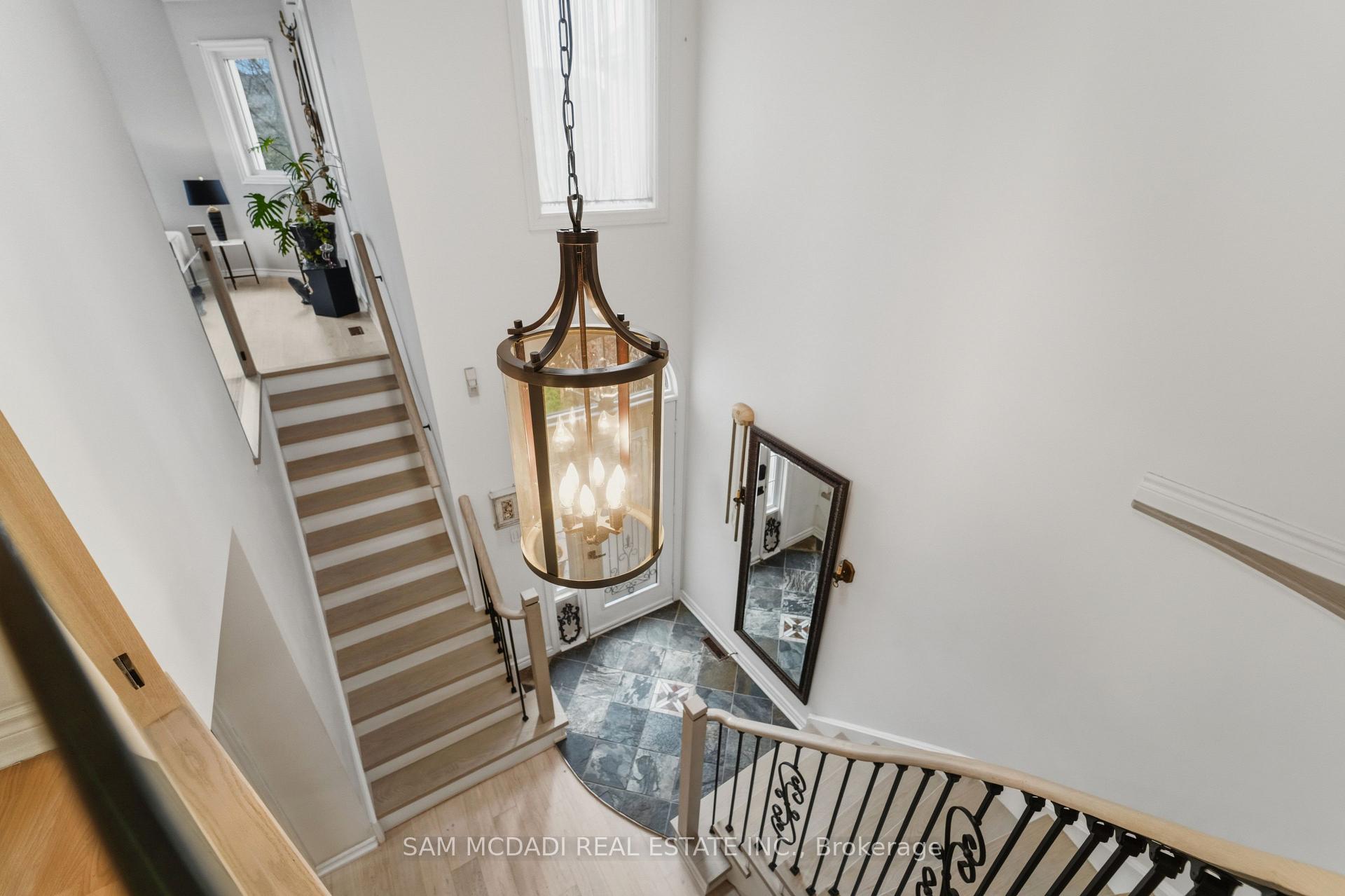 6074 Leeside Crescent