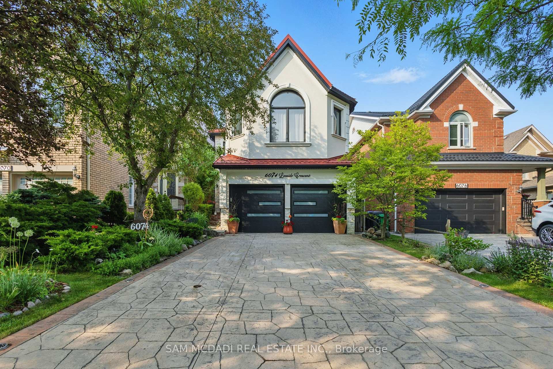 6074 Leeside Crescent
