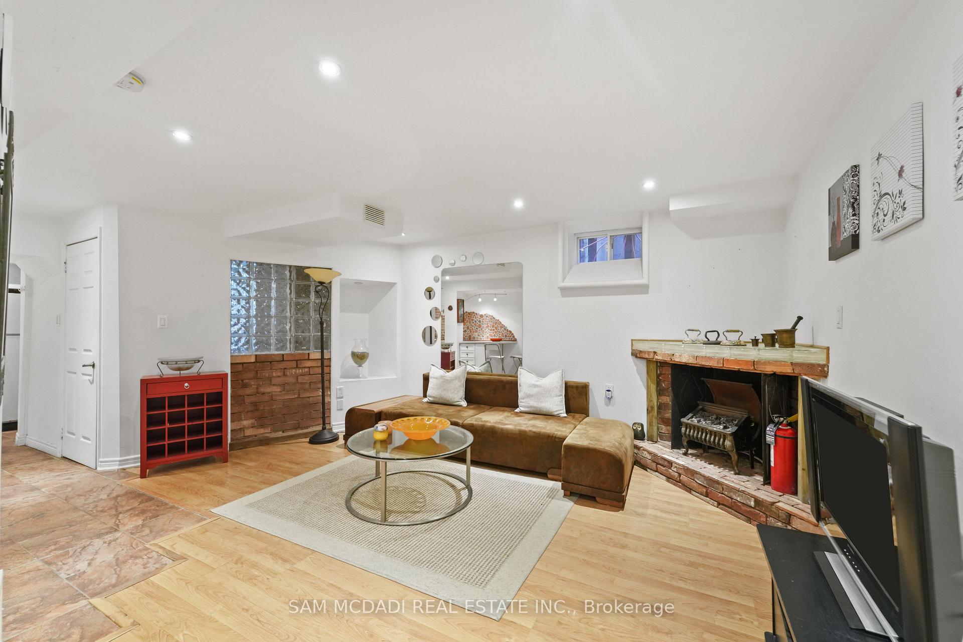 6074 Leeside Crescent