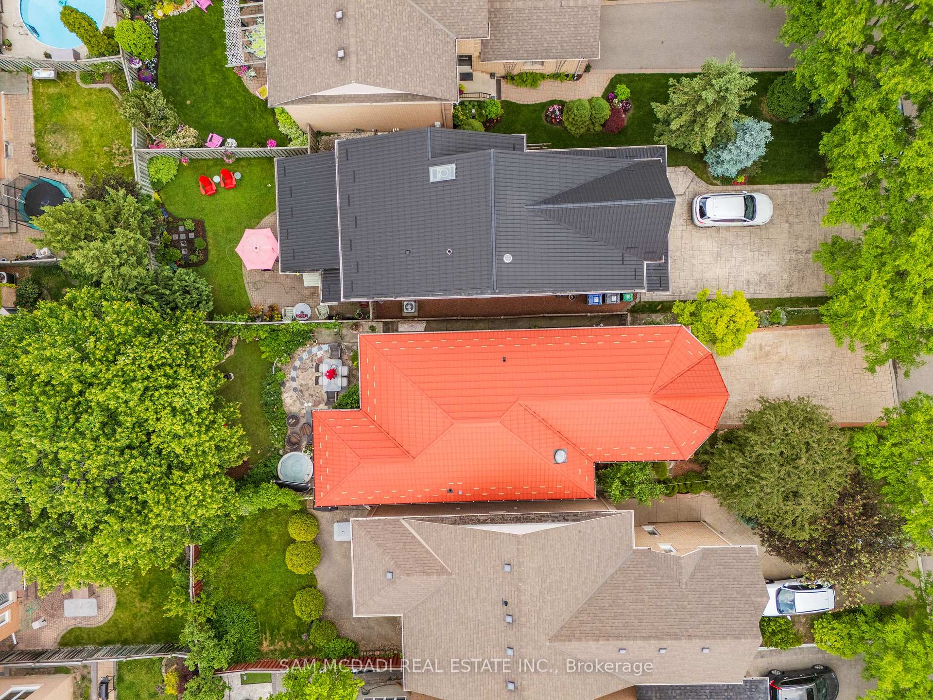 6074 Leeside Crescent