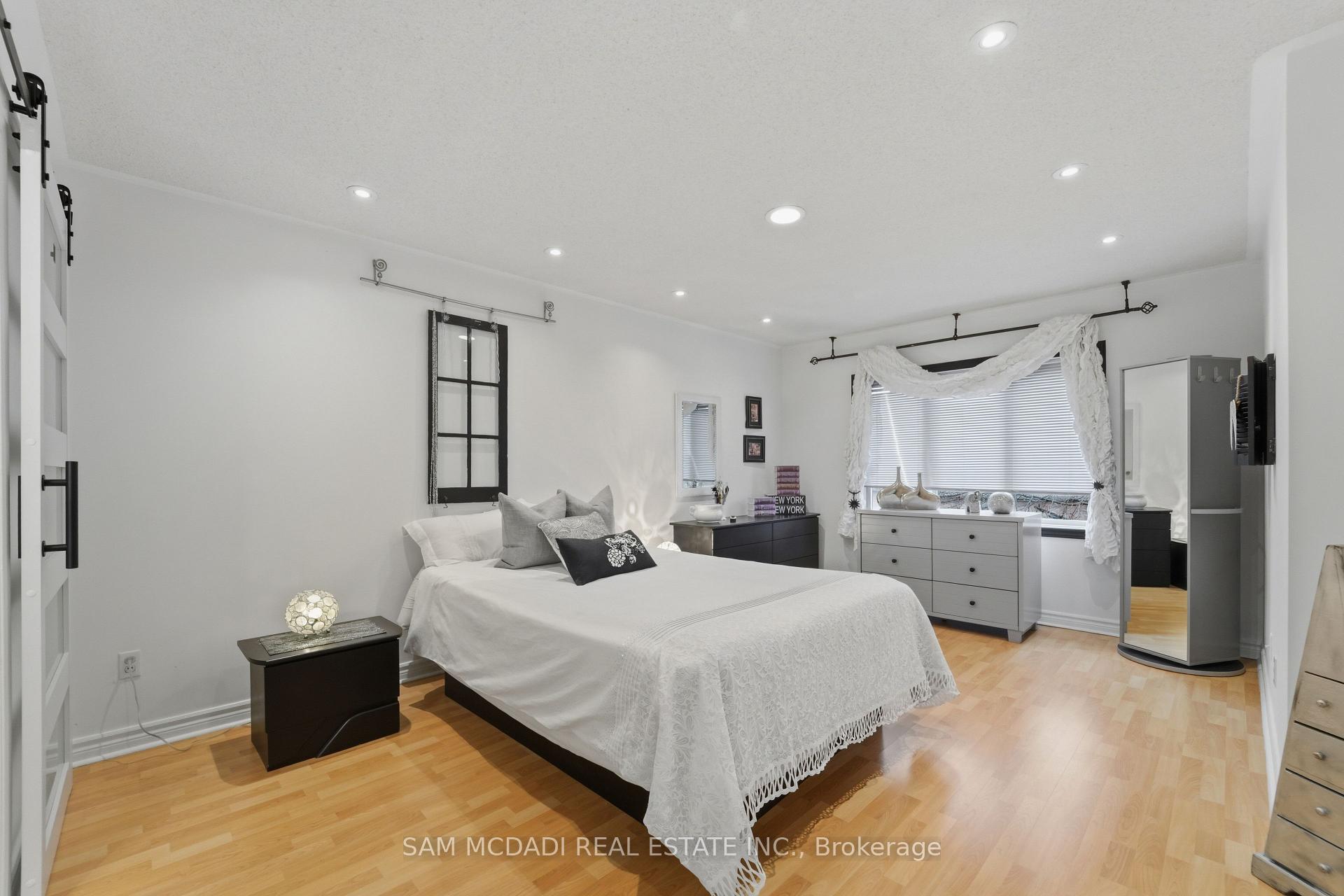 6074 Leeside Crescent