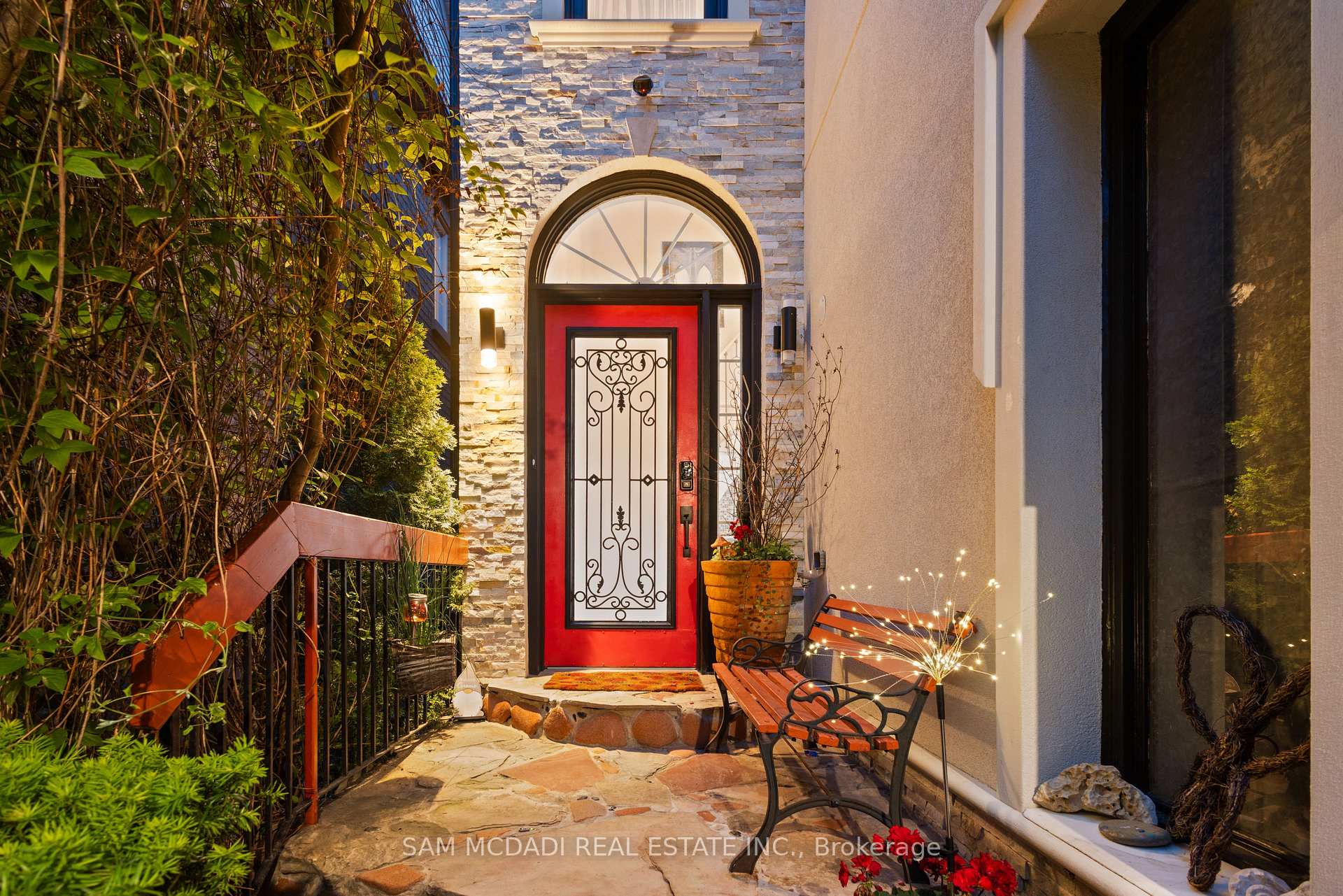 6074 Leeside Crescent