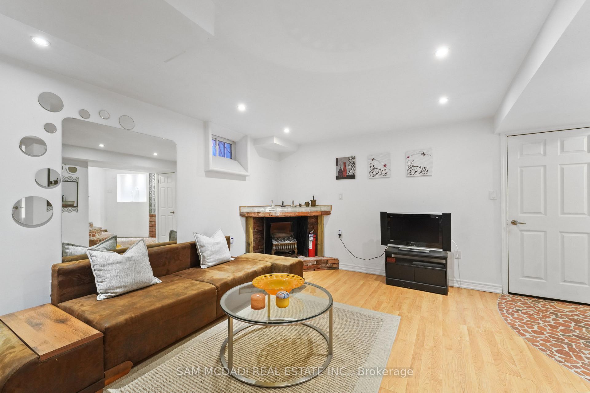 6074 Leeside Crescent