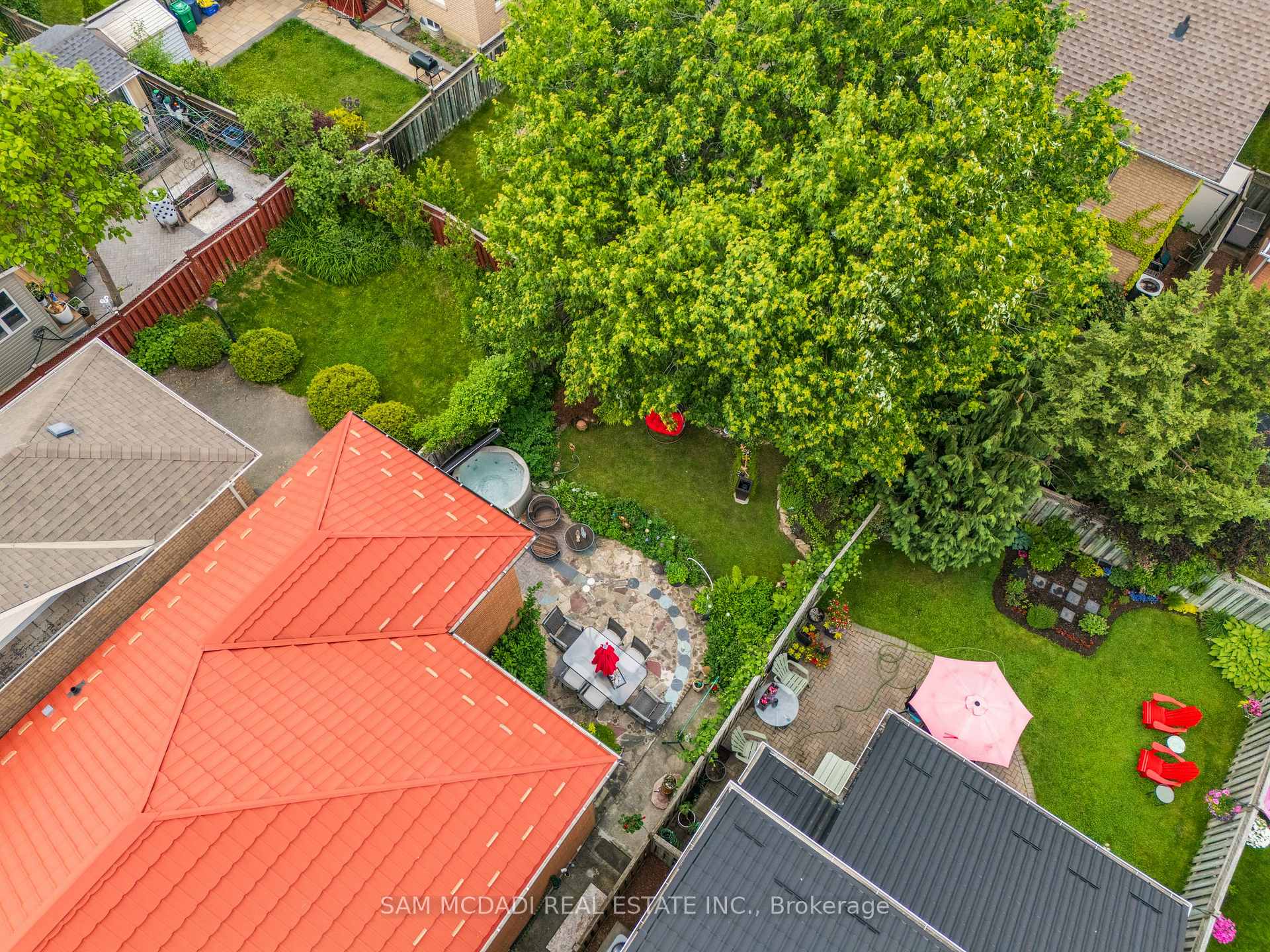 6074 Leeside Crescent