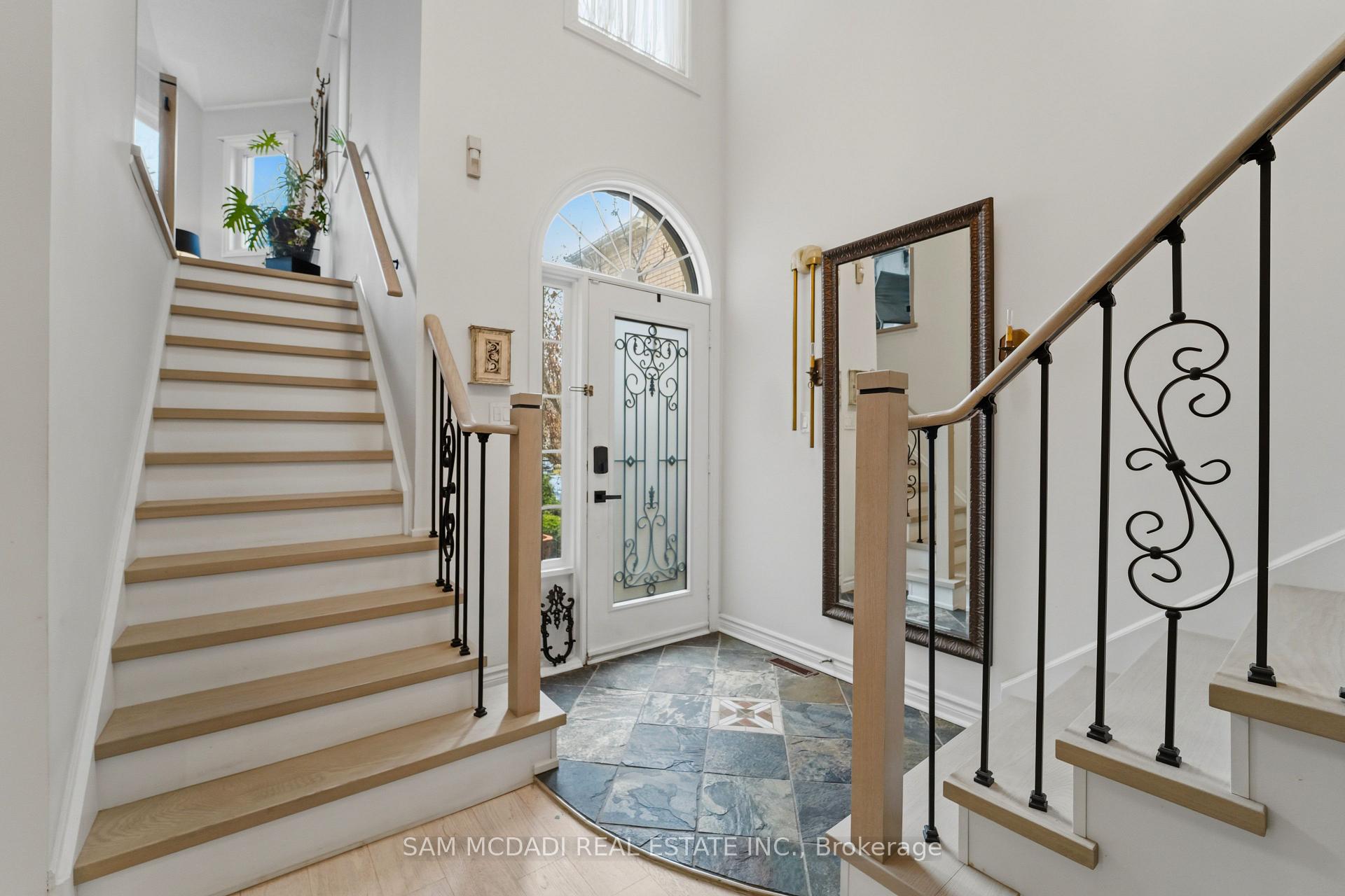 6074 Leeside Crescent