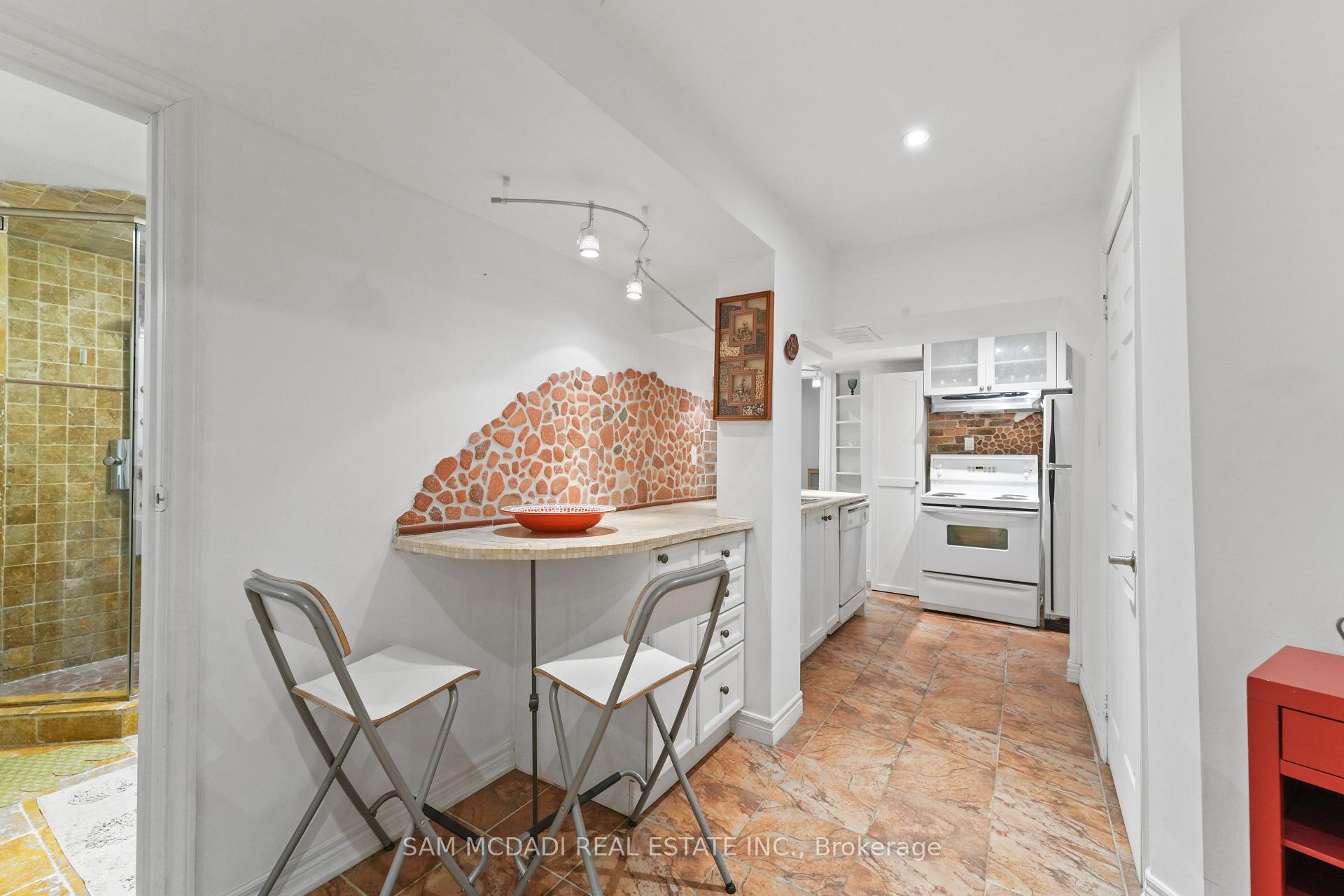 6074 Leeside Crescent