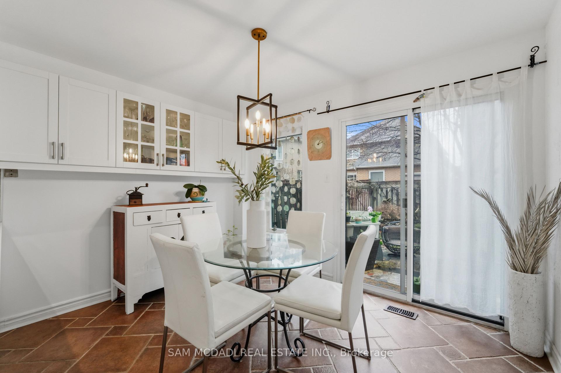 6074 Leeside Crescent