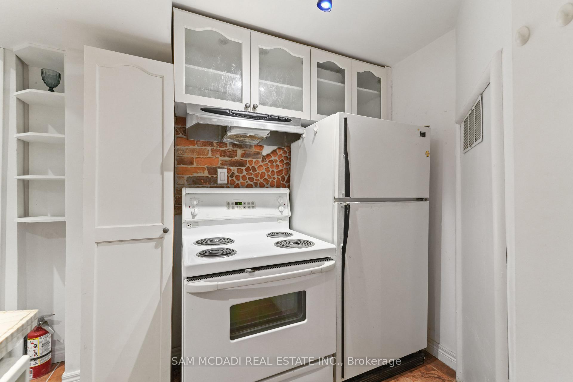 6074 Leeside Crescent