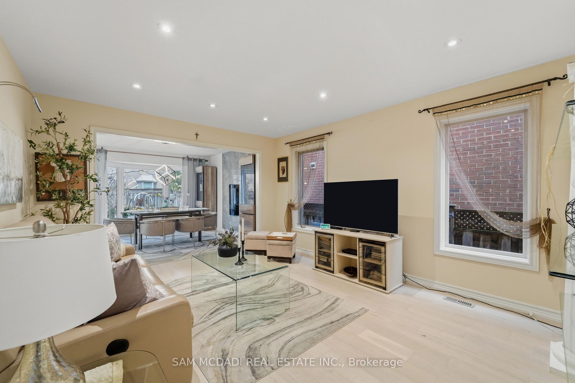 6074 Leeside Crescent