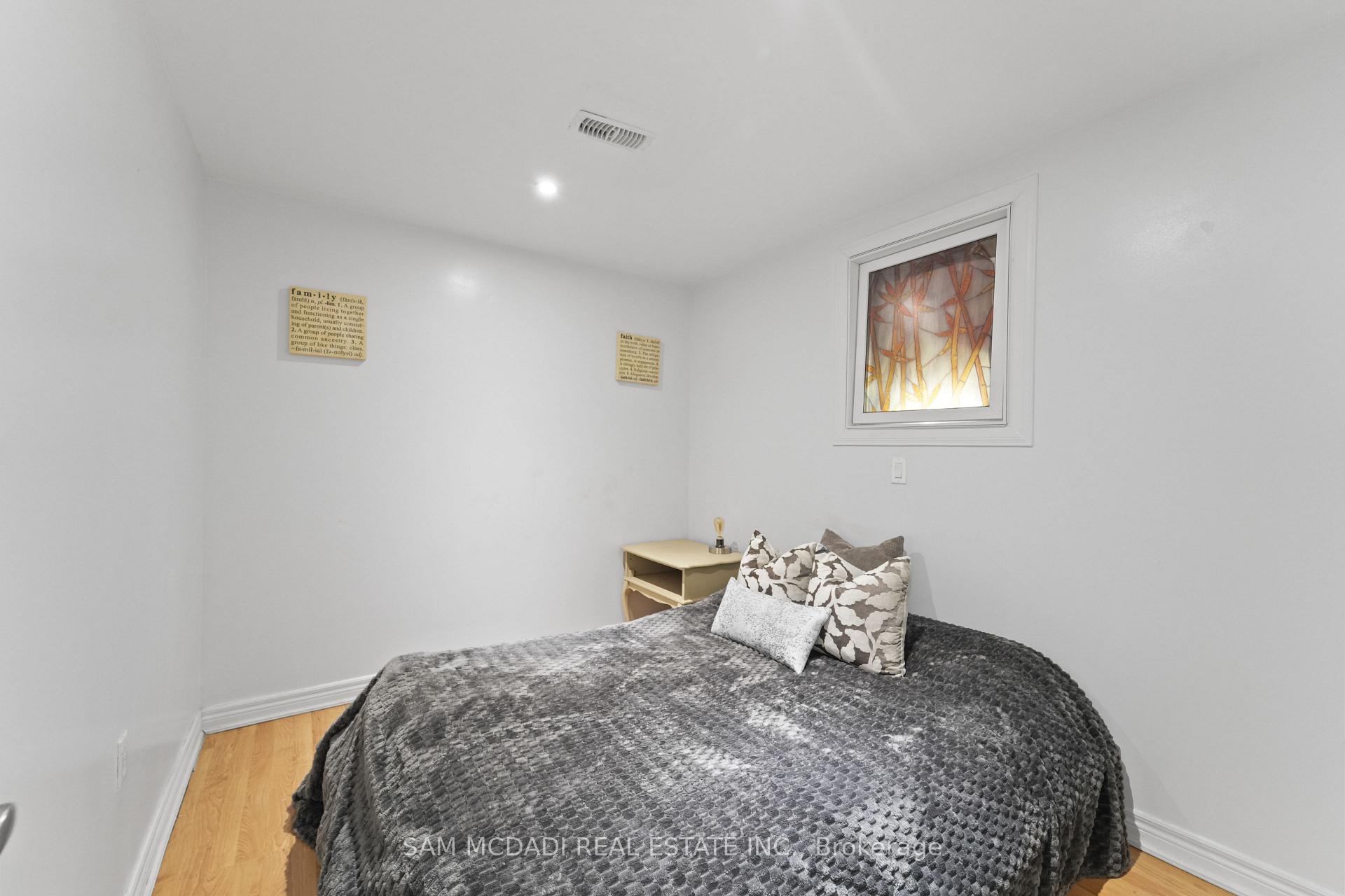 6074 Leeside Crescent