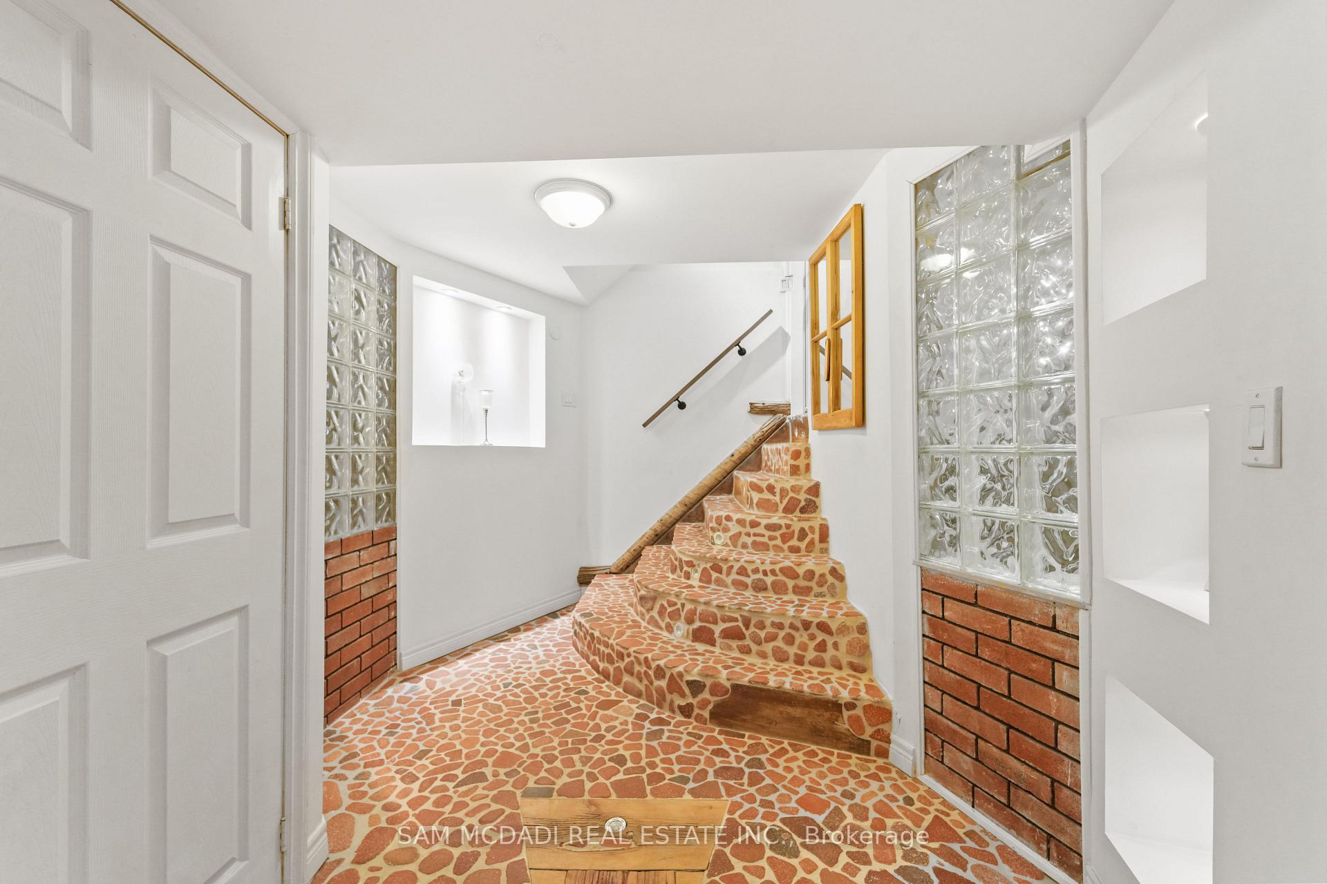 6074 Leeside Crescent