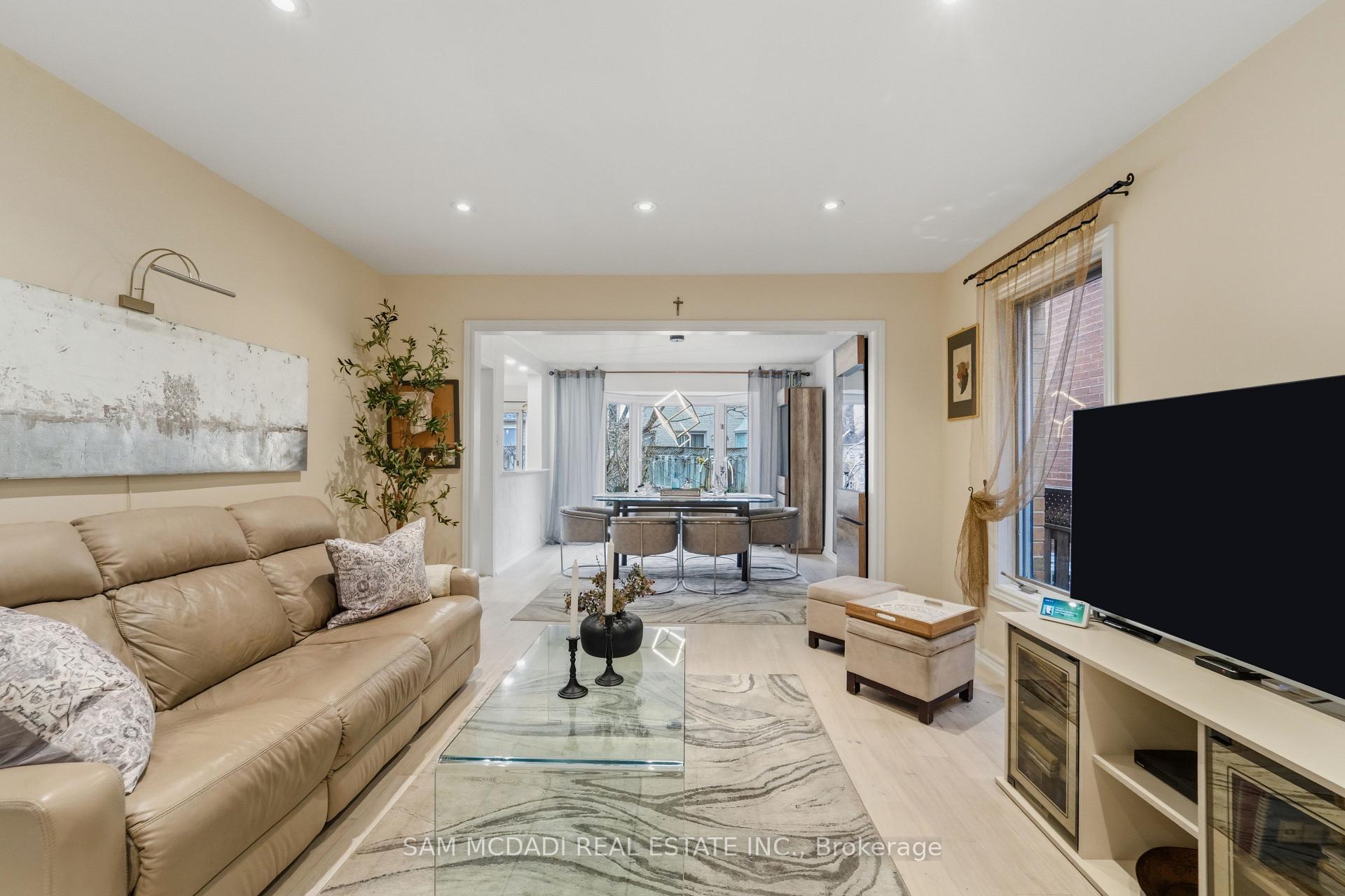 6074 Leeside Crescent