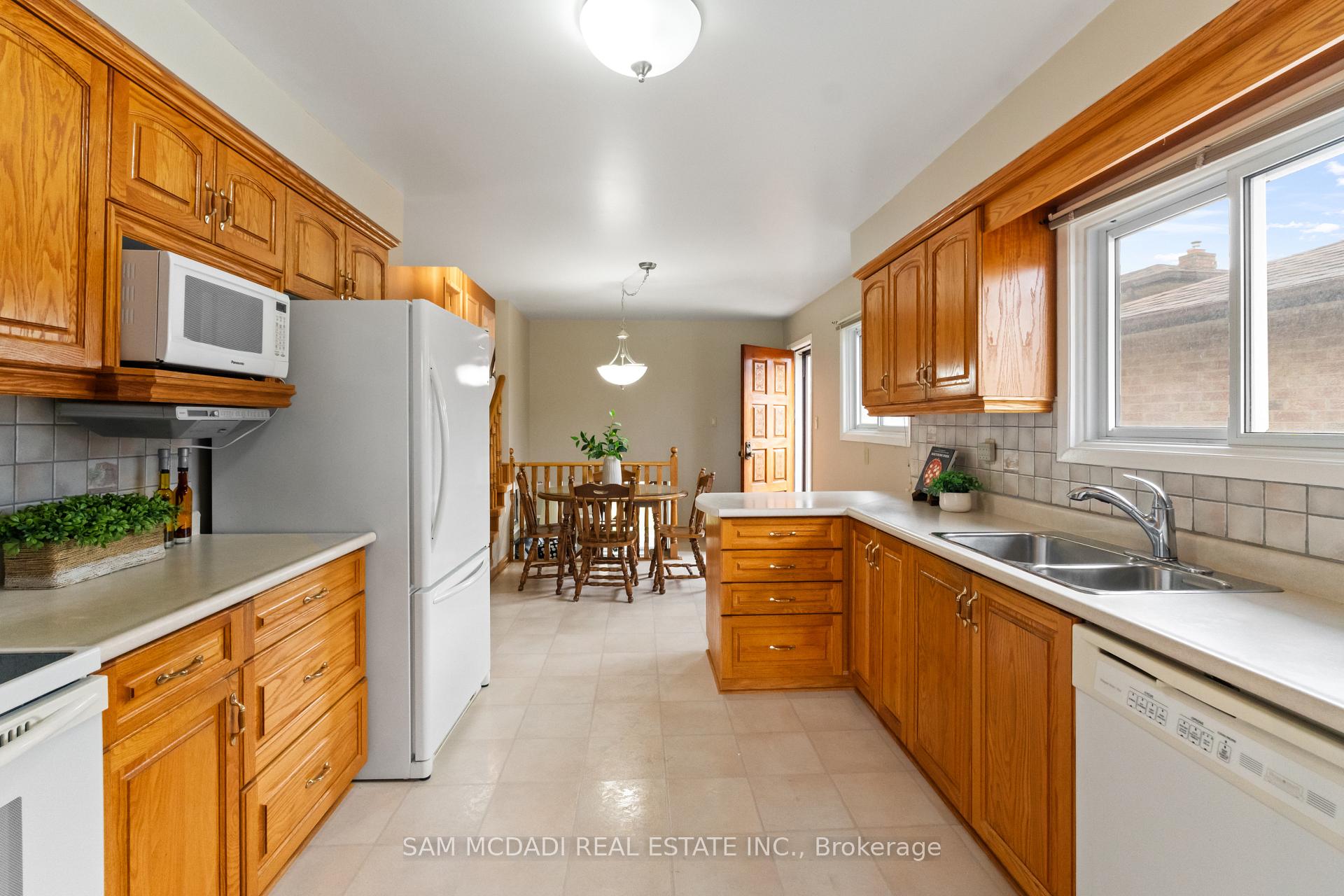 556 Paisley Boulevard W