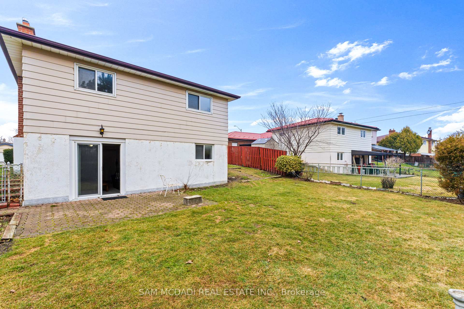 556 Paisley Boulevard W