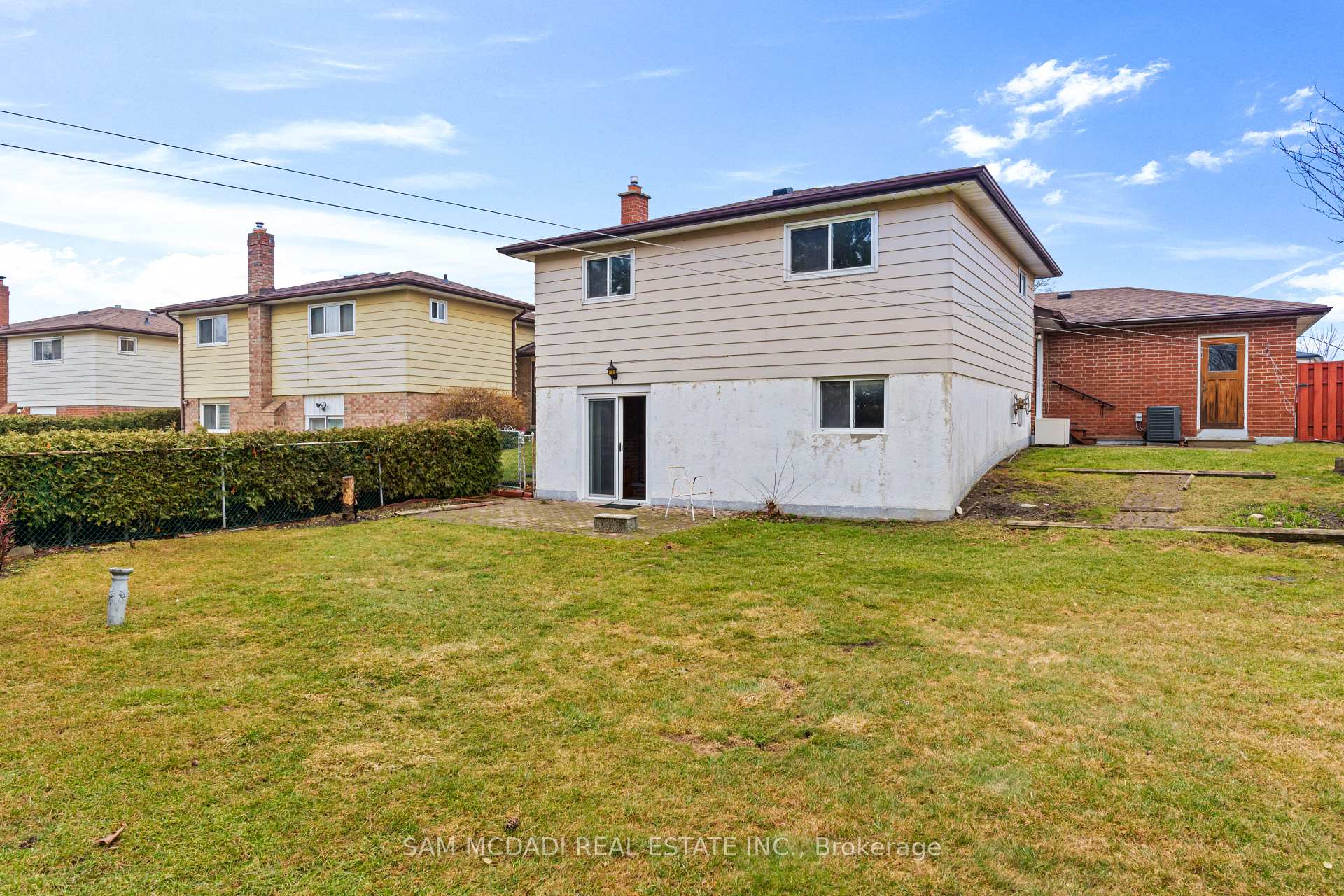 556 Paisley Boulevard W